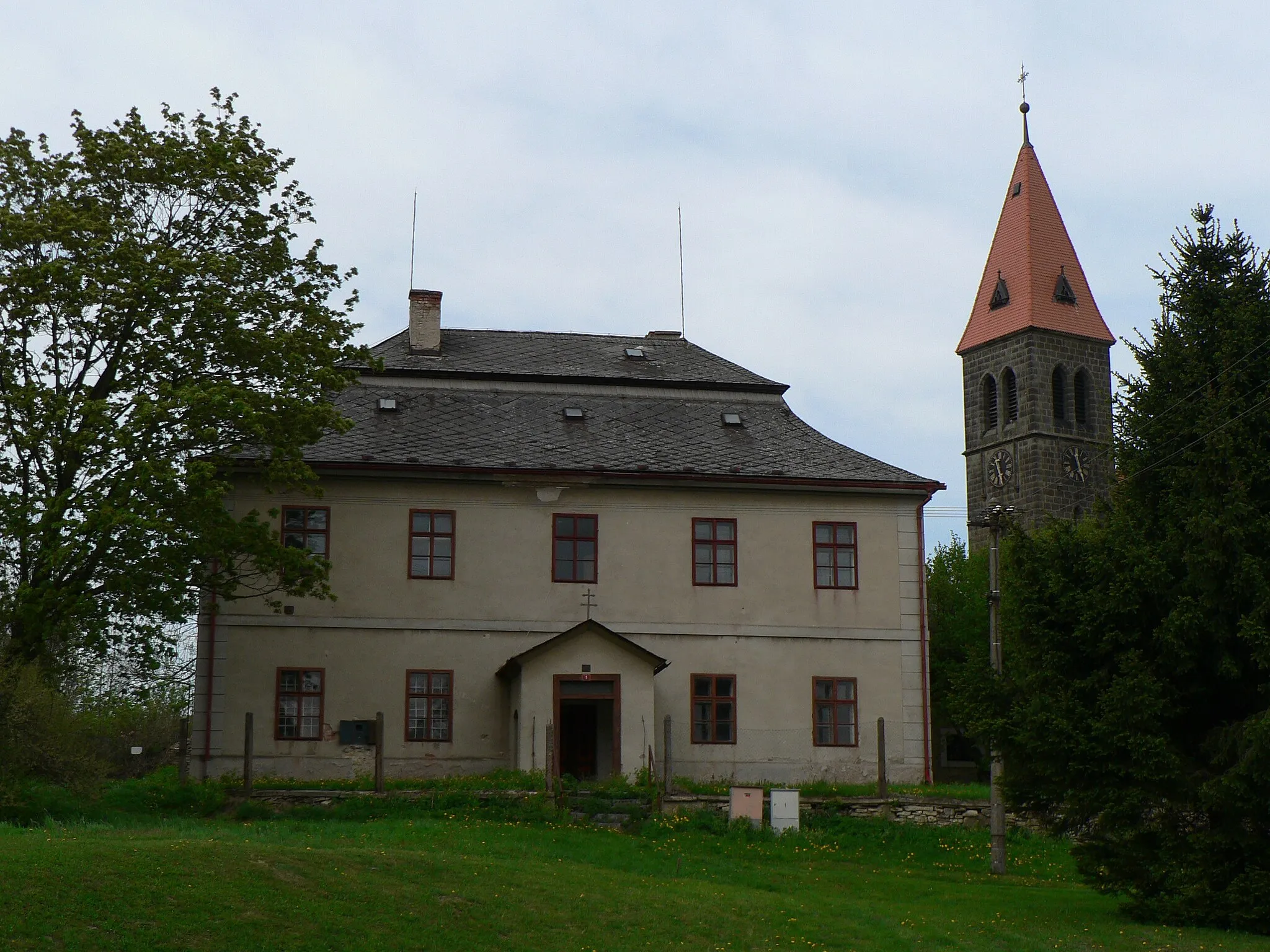 Photo showing: Barokní fara z roku 1754  a věž novogotického kostela v Damníkově.