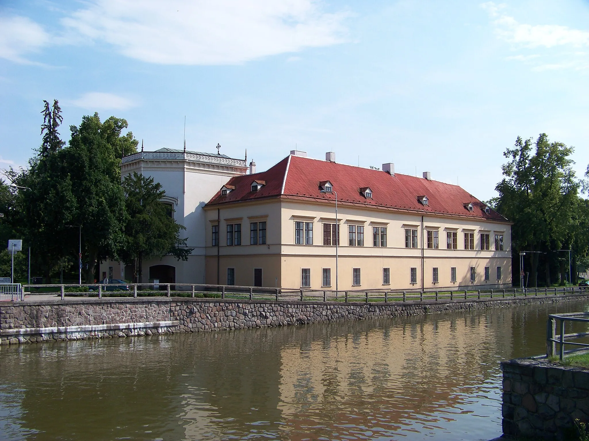 Photo showing: Choceň, Ústí nad Orlicí District, Pardubice Region, the Czech Republic. Tichá Orlice river and the castle.