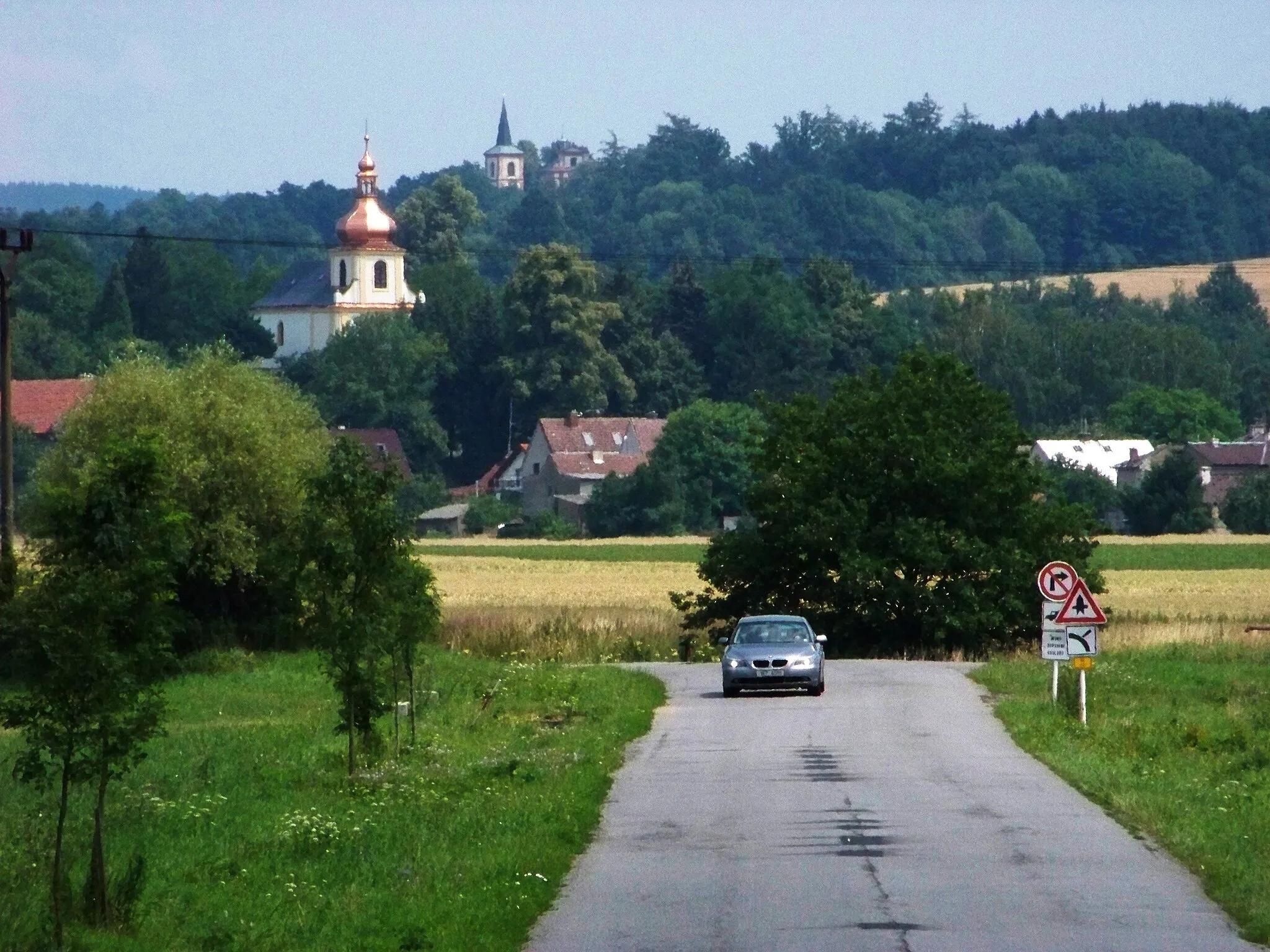 Photo showing: Běstovice, Ústí nad Orlicí District, Pardubice Region, the Czech Republic. Road III/3058 and All Saints Church in Běstovice.