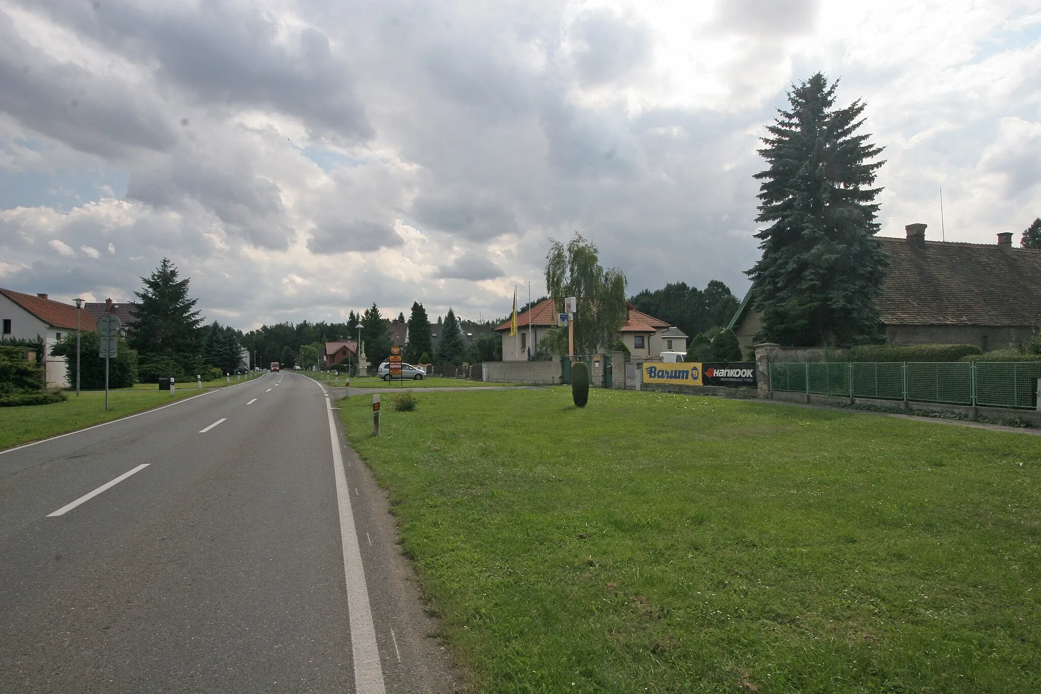 Photo showing: Nový Ples náves
Camera location 50° 19′ 13.05″ N, 15° 56′ 56.32″ E View this and other nearby images on: OpenStreetMap 50.320292;   15.948978

This file was created as a part of the photographic program of Wikimedia Czech Republic. Project: Foto českých obcí The program supports Wikimedia Commons photographers in the Czech Republic.