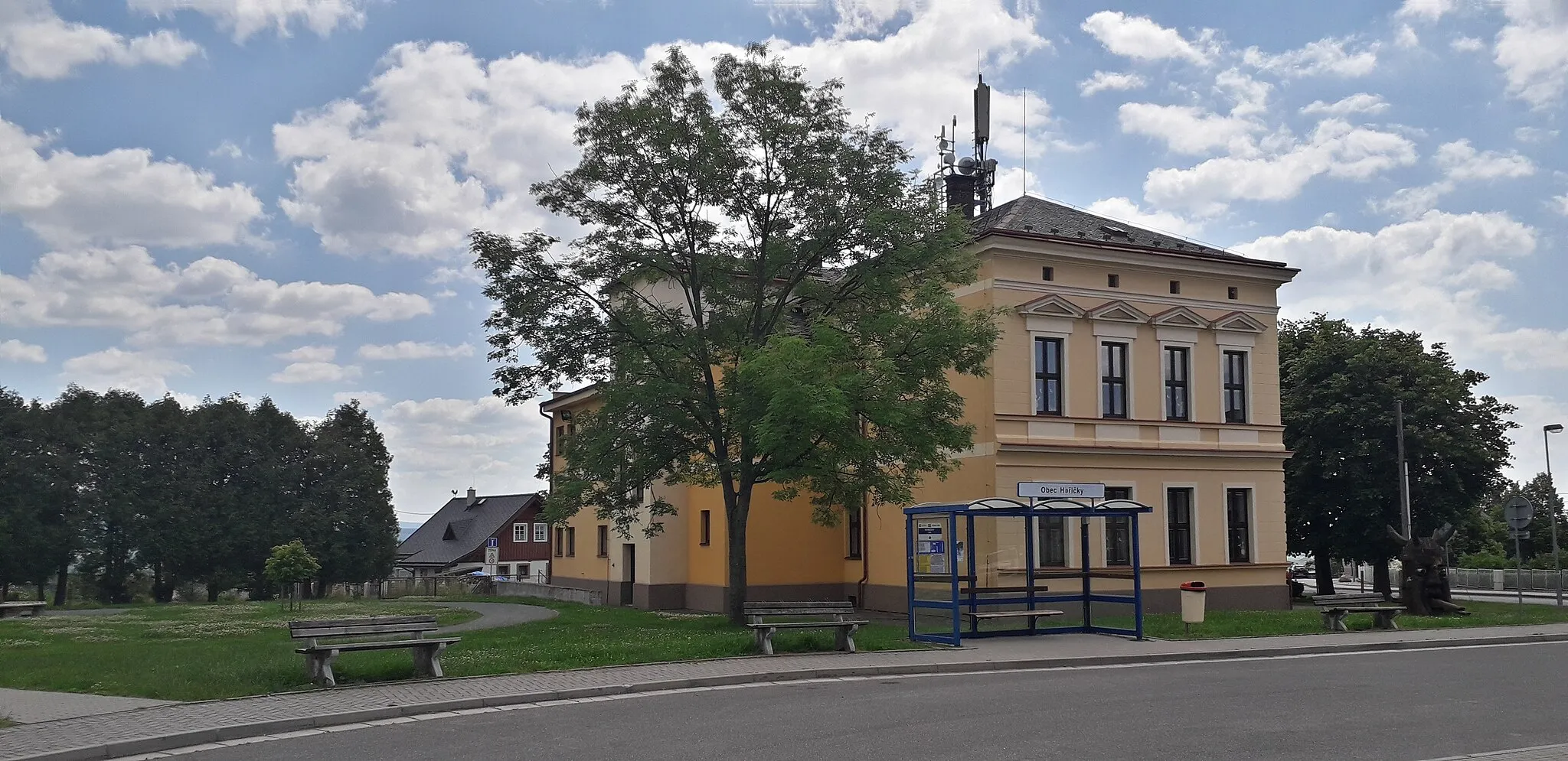 Photo showing: Základní škola a autobusová zastávka Hořičky