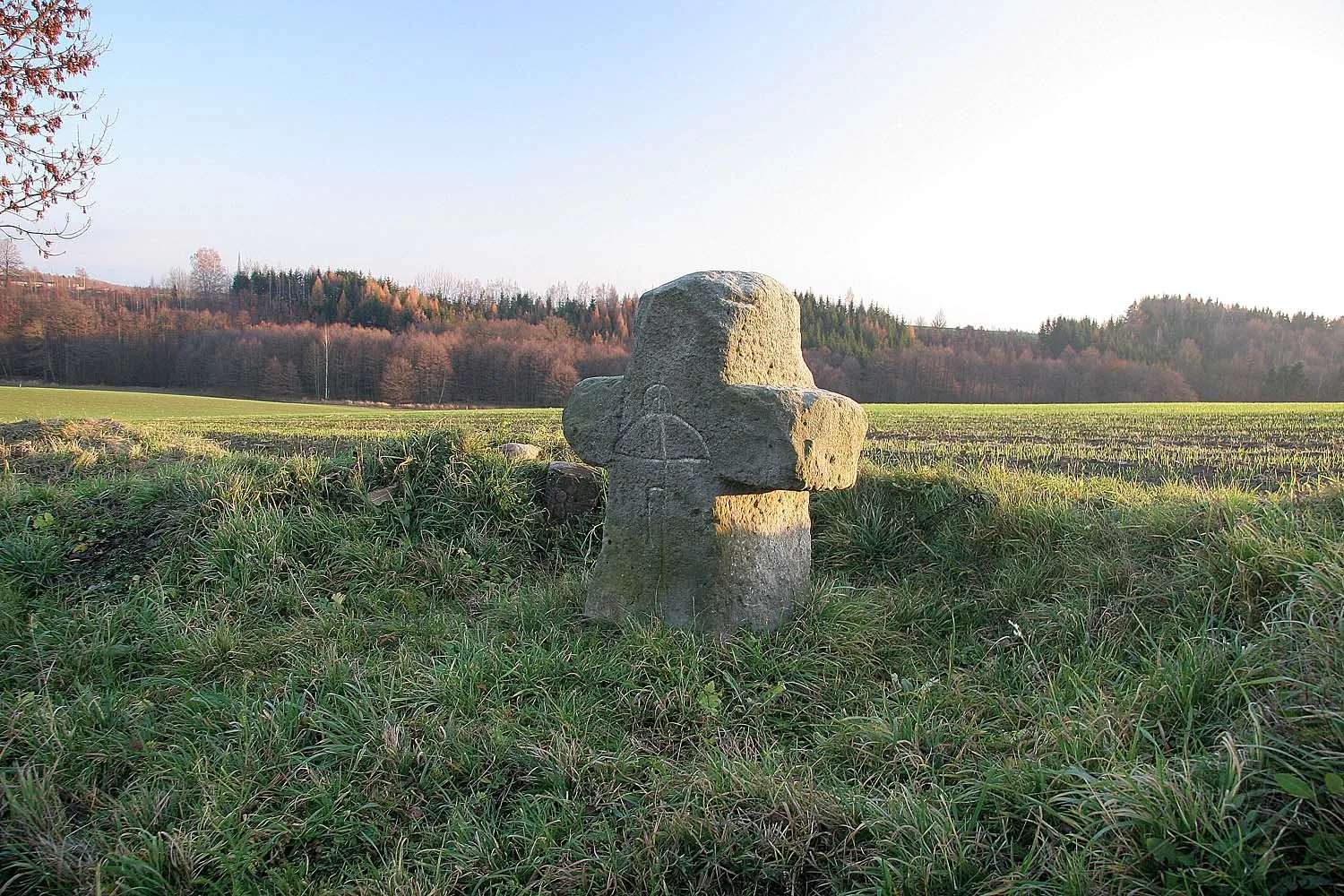 Photo showing: Smírčí kříž u silnice z křižovatky u Brzic do obce Hořičky v okrese Náchod