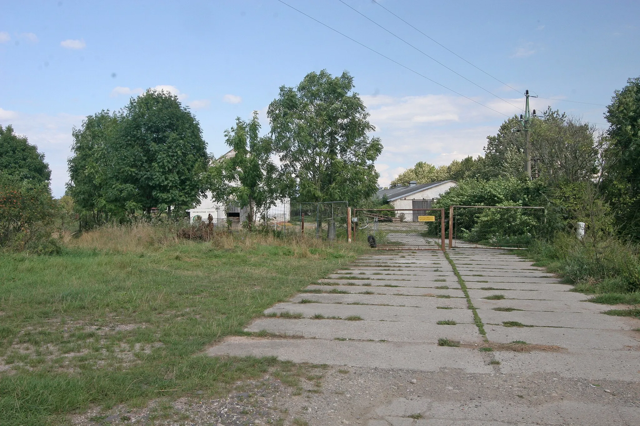 Photo showing: Hořenice farma
Camera location 50° 22′ 09.33″ N, 15° 54′ 43.53″ E View this and other nearby images on: OpenStreetMap 50.369257;   15.912092

This file was created as a part of the photographic program of Wikimedia Czech Republic. Project: Foto českých obcí The program supports Wikimedia Commons photographers in the Czech Republic.