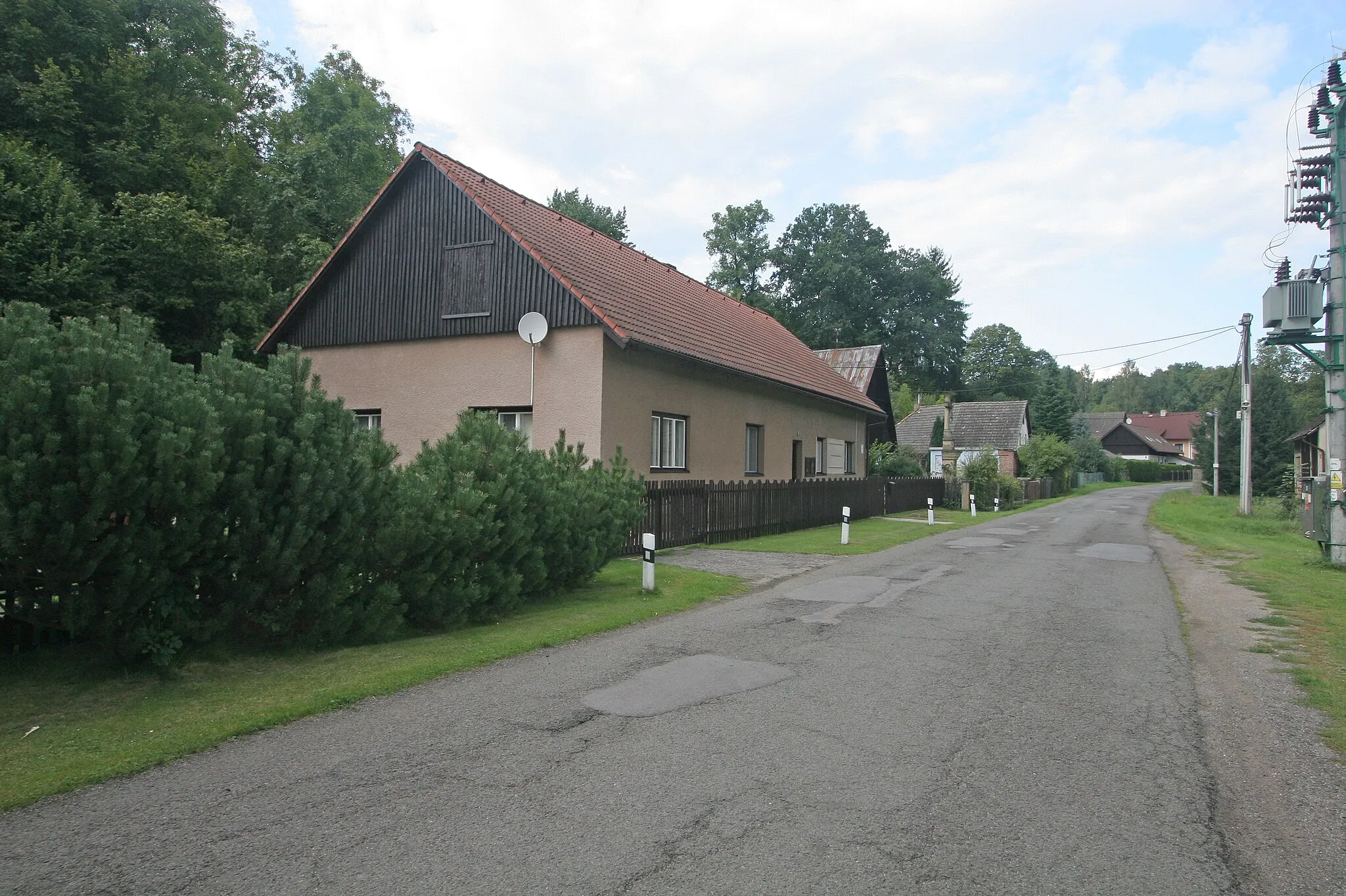 Photo showing: Běluň čp. 18
Camera location 50° 23′ 06.46″ N, 15° 55′ 42.86″ E View this and other nearby images on: OpenStreetMap 50.385127;   15.928572

This file was created as a part of the photographic program of Wikimedia Czech Republic. Project: Foto českých obcí The program supports Wikimedia Commons photographers in the Czech Republic.