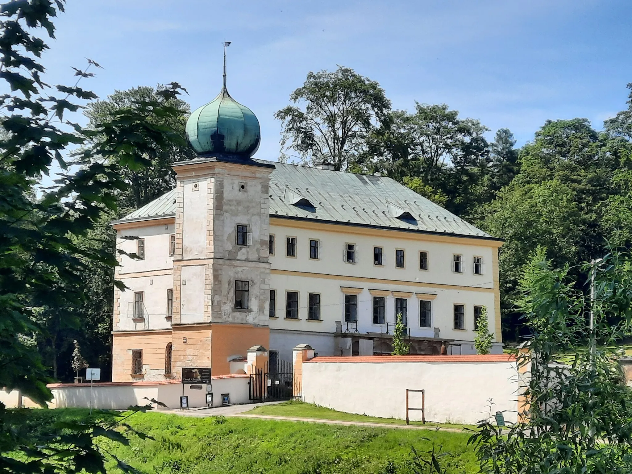 Photo showing: Zámek Adršpach je veřejnosti otevřen od dubna do října.
Návštěvníkům jsou k dispozici stálé expozice
života na zámku
muzeum lezení
lnářství v regionu
úniková hra na téma pohádky Třetí princ
pohádková místnost pro děti

kavárna s dětským koutkem

výstavy