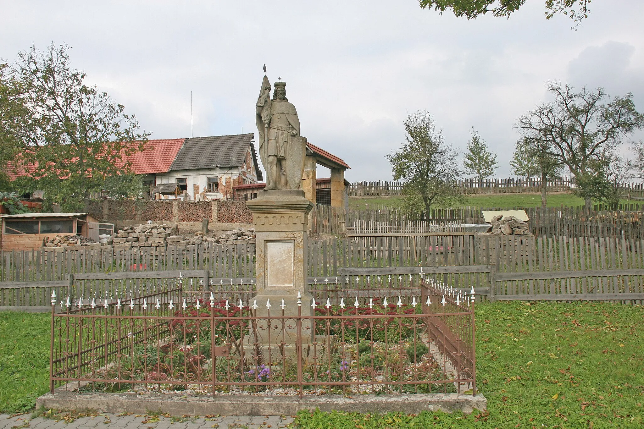 Photo showing: Červená Třemešná svatý Václav
Camera location 50° 23′ 57.87″ N, 15° 38′ 39.08″ E View this and other nearby images on: OpenStreetMap 50.399409;   15.644188

This file was created as a part of the photographic program of Wikimedia Czech Republic. Project: Foto českých obcí The program supports Wikimedia Commons photographers in the Czech Republic.