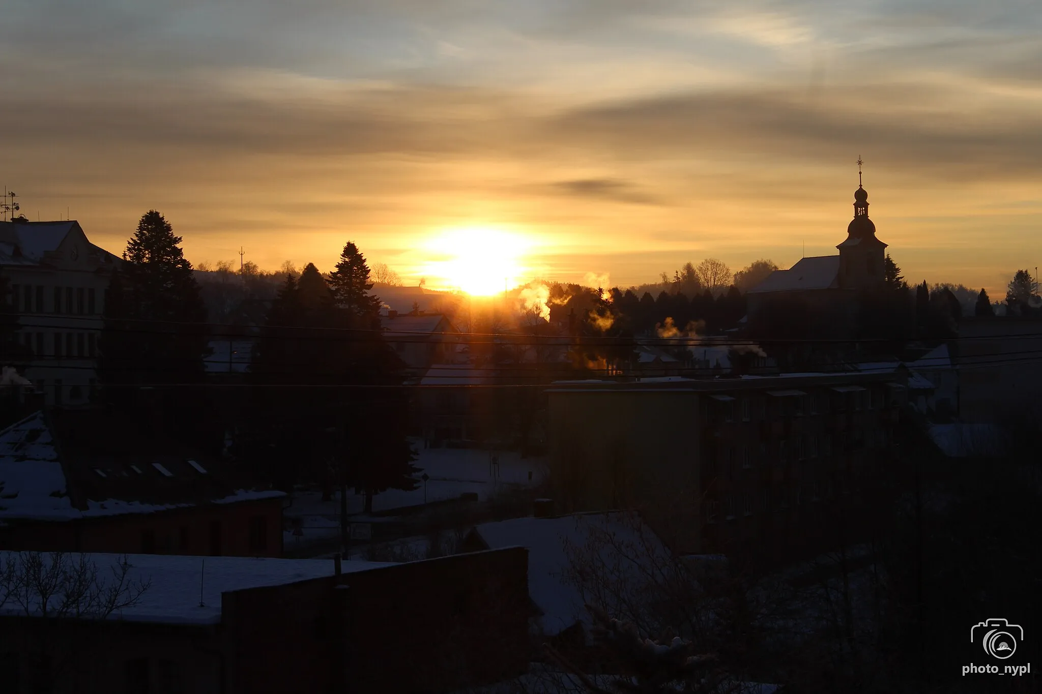 Photo showing: Obec Stará Paka v zimní zasněžené ráno.