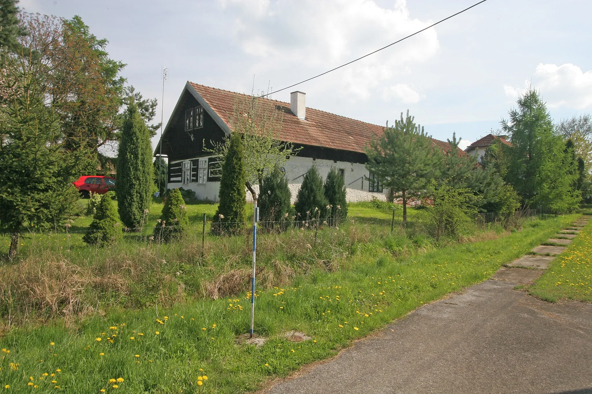 Photo showing: Slavhostice čp. 51
Camera location 50° 18′ 27.26″ N, 15° 20′ 23.22″ E View this and other nearby images on: OpenStreetMap 50.307573;   15.339784

This file was created as a part of the photographic program of Wikimedia Czech Republic. Project: Foto českých obcí The program supports Wikimedia Commons photographers in the Czech Republic.