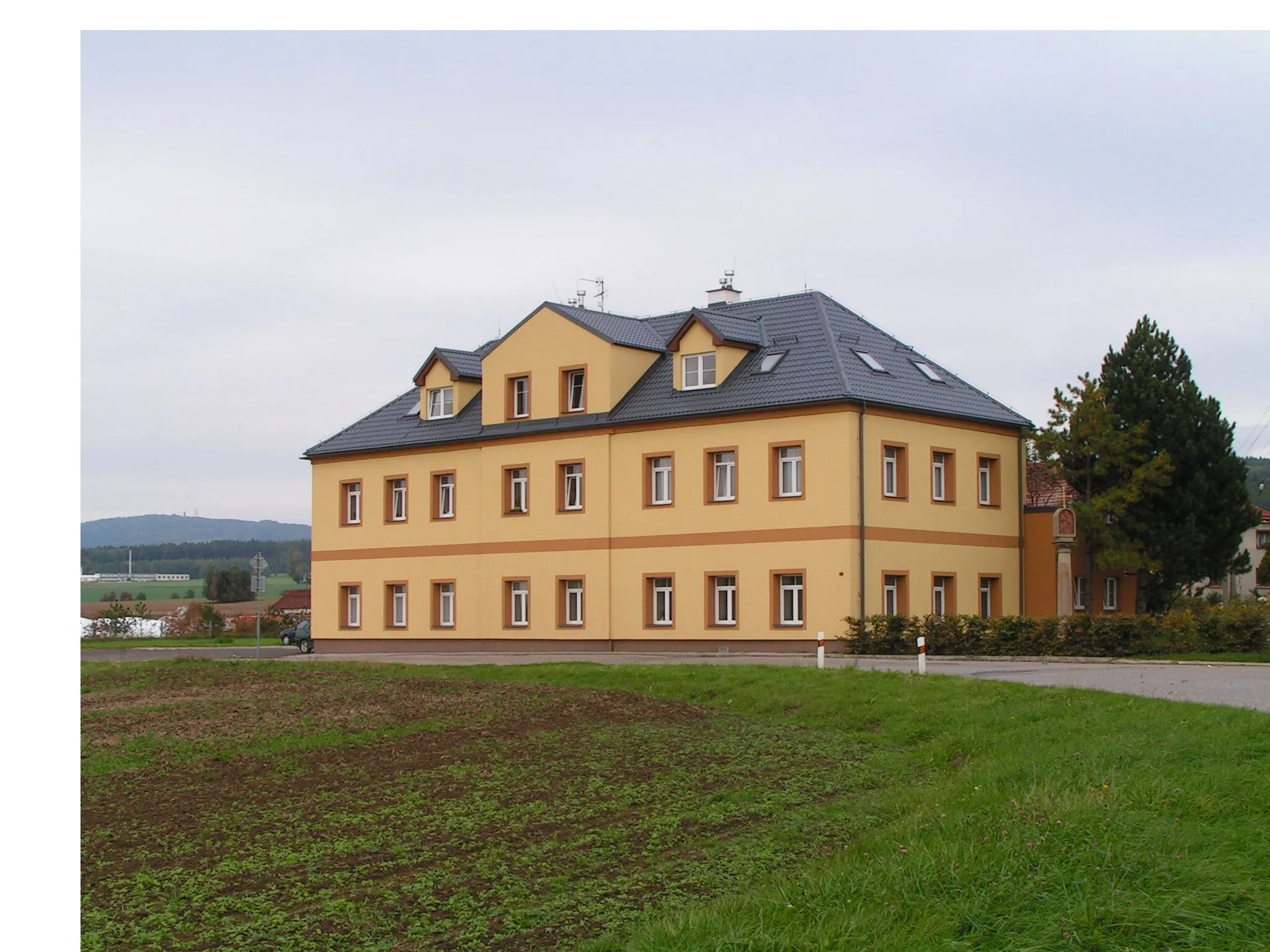 Photo showing: Radim (Jicín district). Dwelling house in Radim (reconstructed inn in the year 2009)