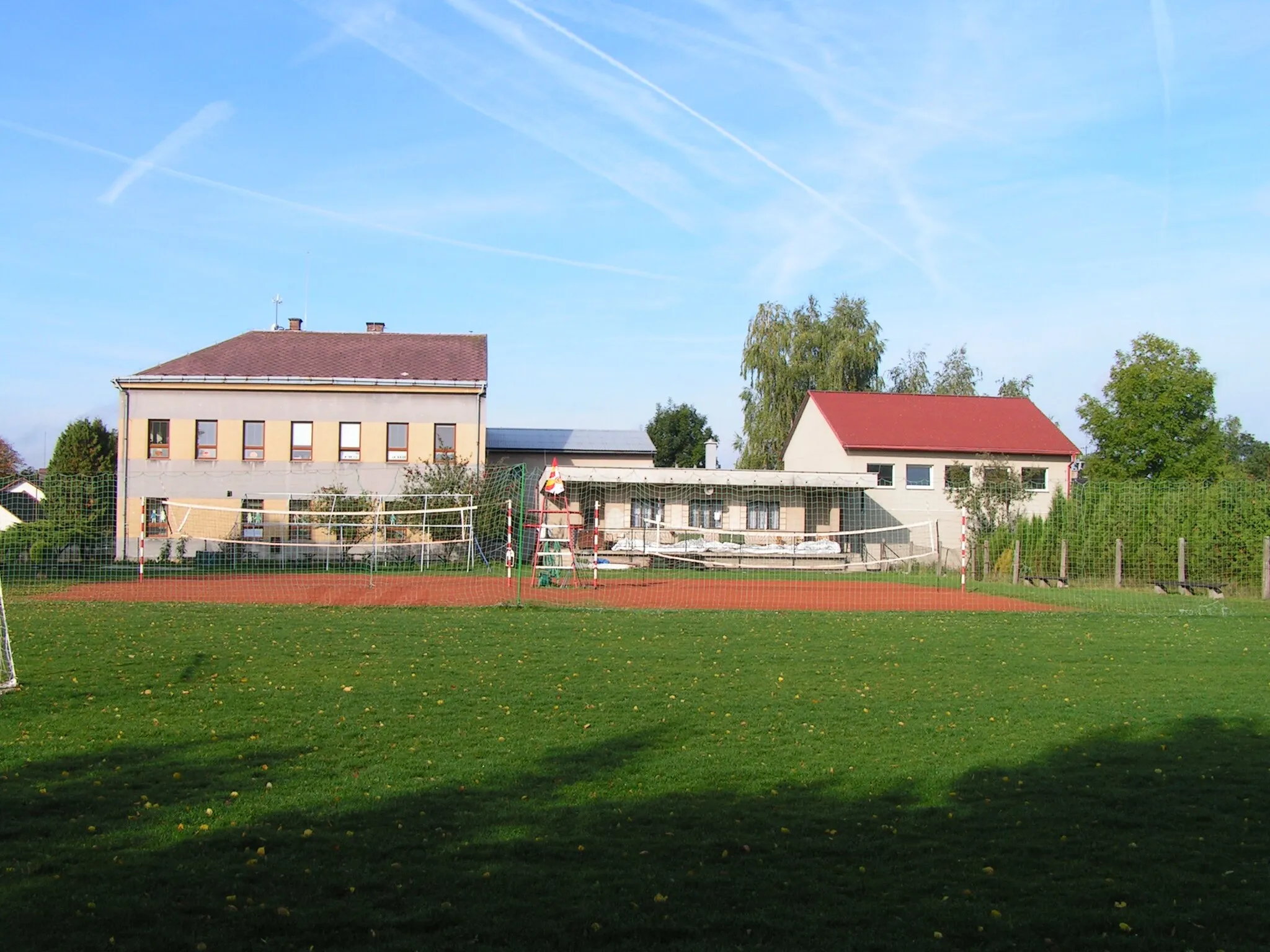 Photo showing: The school building in Radim (with club-room, gym and playground), Jičín dictrict