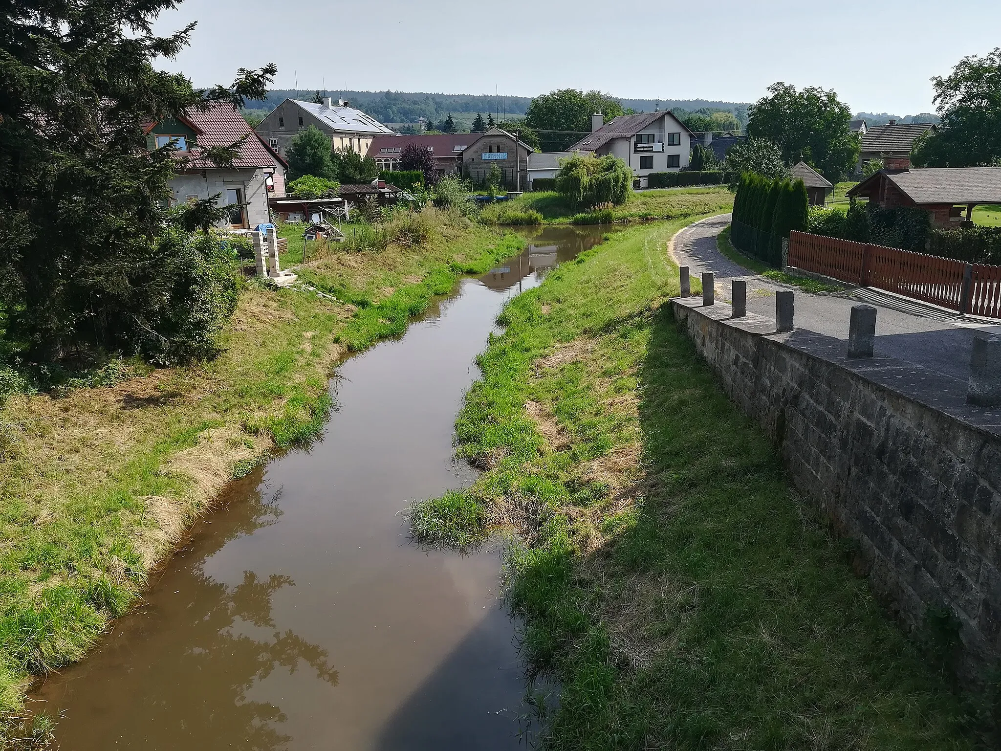 Photo showing: Ostroměř - řeka Javorka, pohled z mostu na ulici T.G.Masaryka