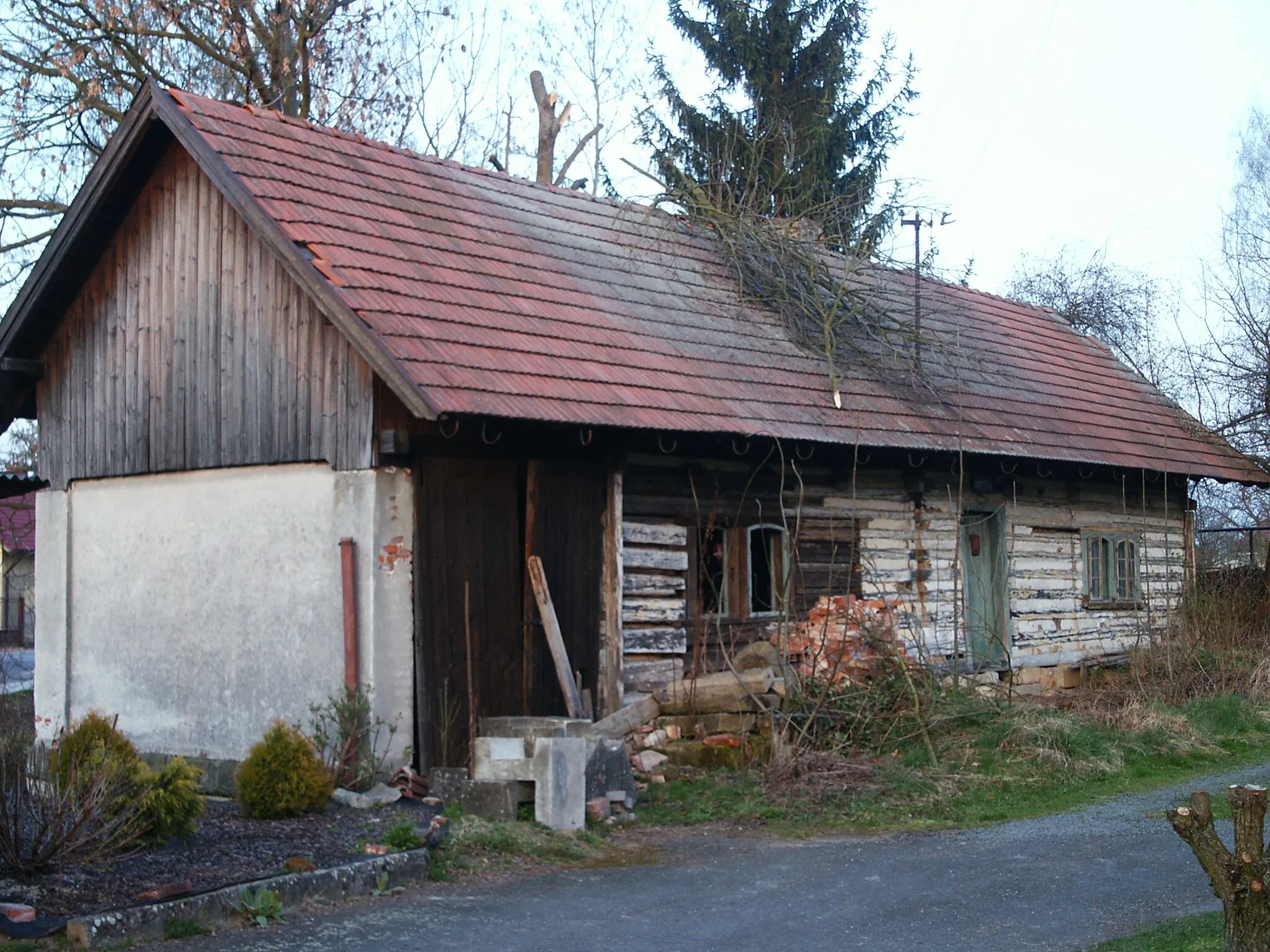 Photo showing: Ohařice - roubené stavení v centru obce