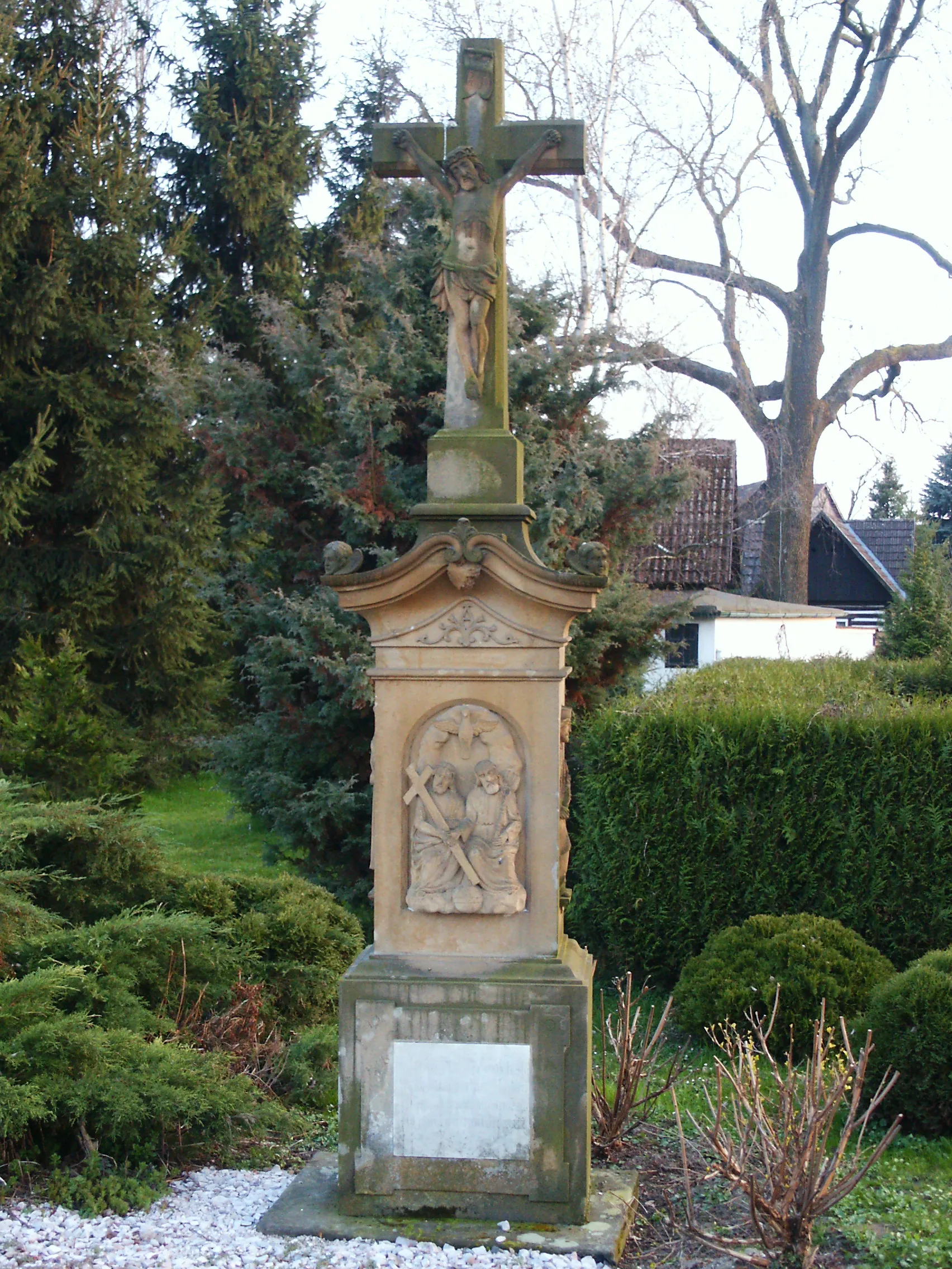 Photo showing: Ohařice - kamenný kříž na návsi