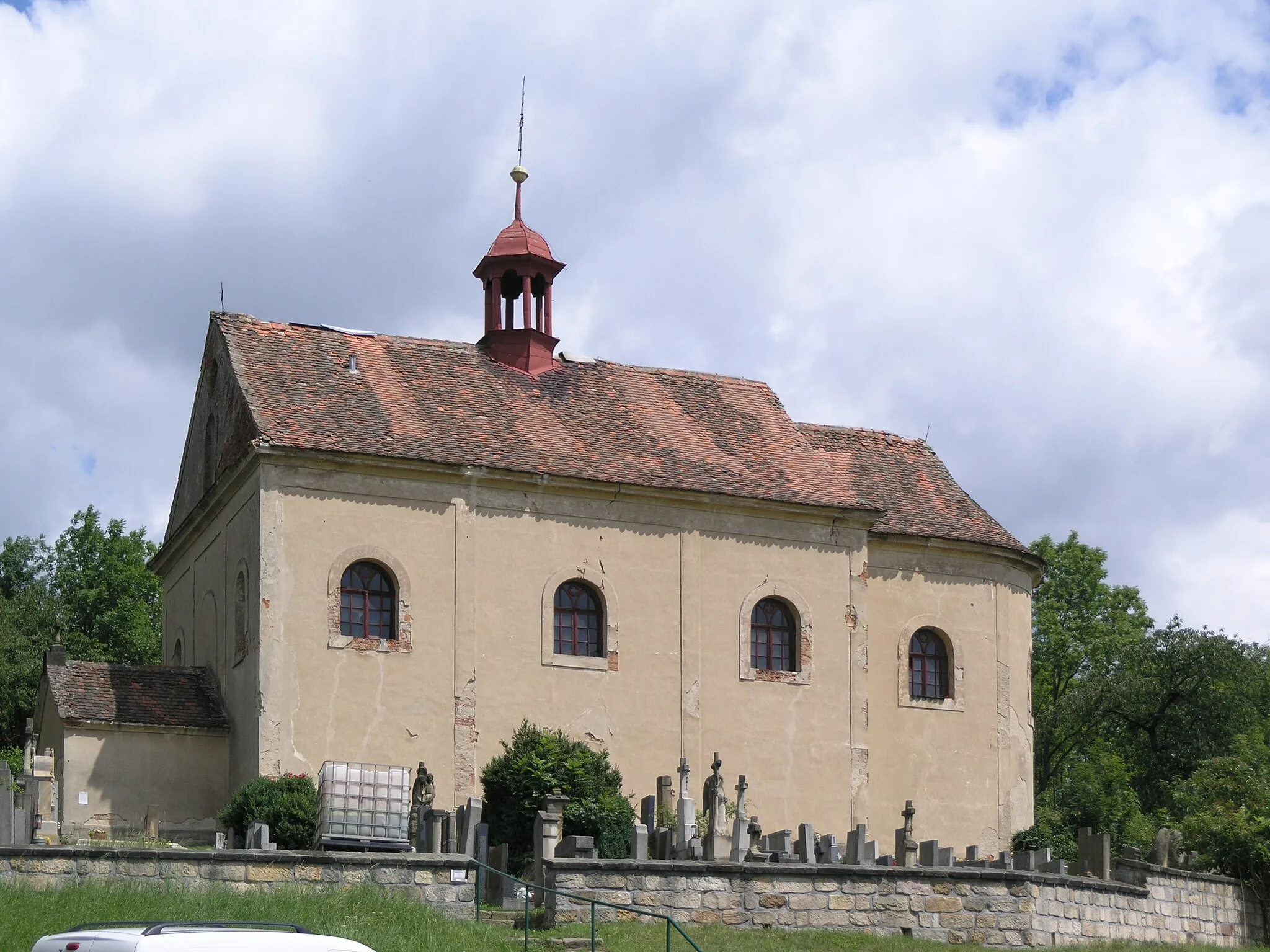 Photo showing: Kostel Všech svatých na úpatí vrchu Zebín