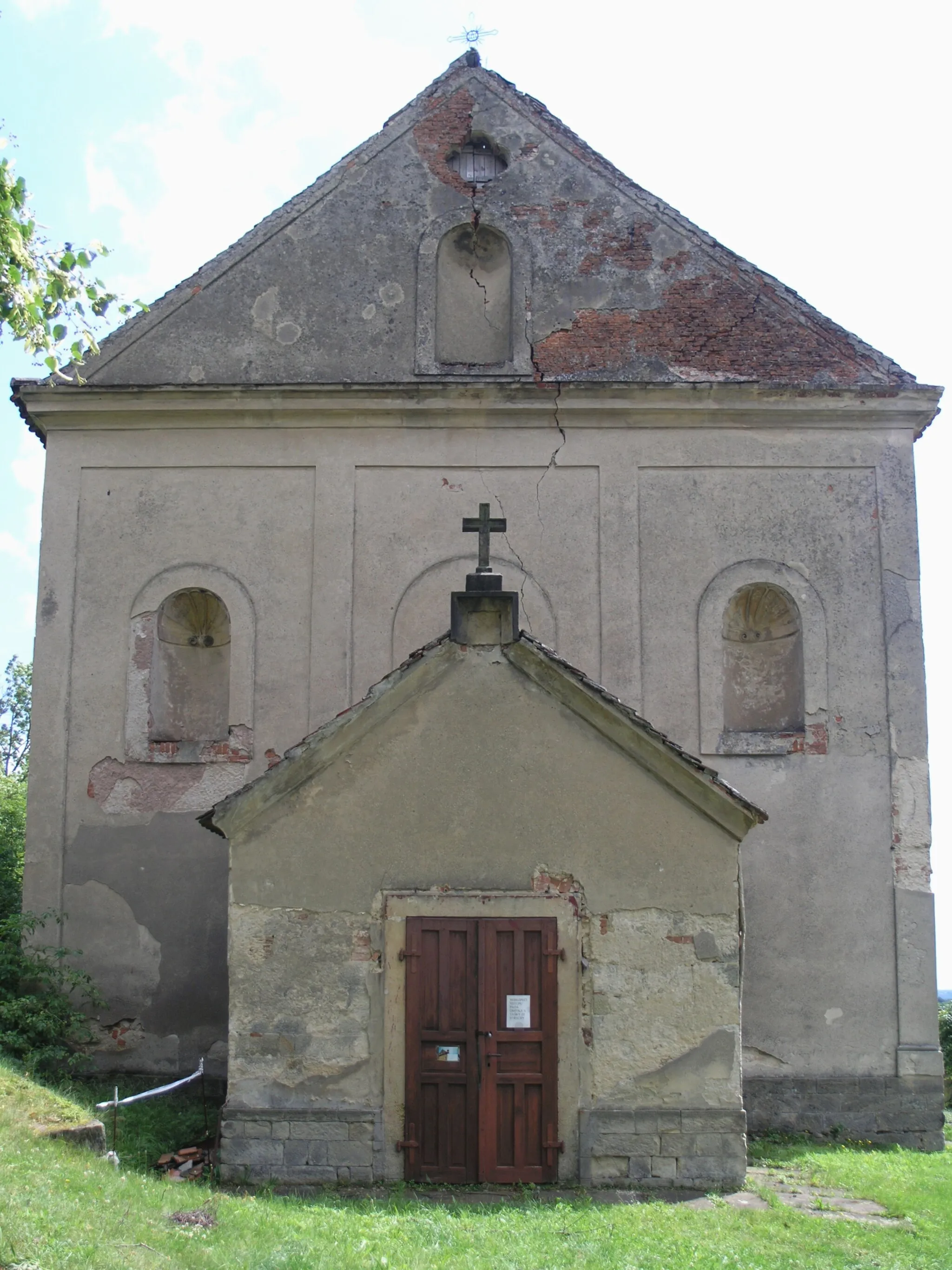 Photo showing: Kostel Všech svatých na úpatí vrchu Zebín