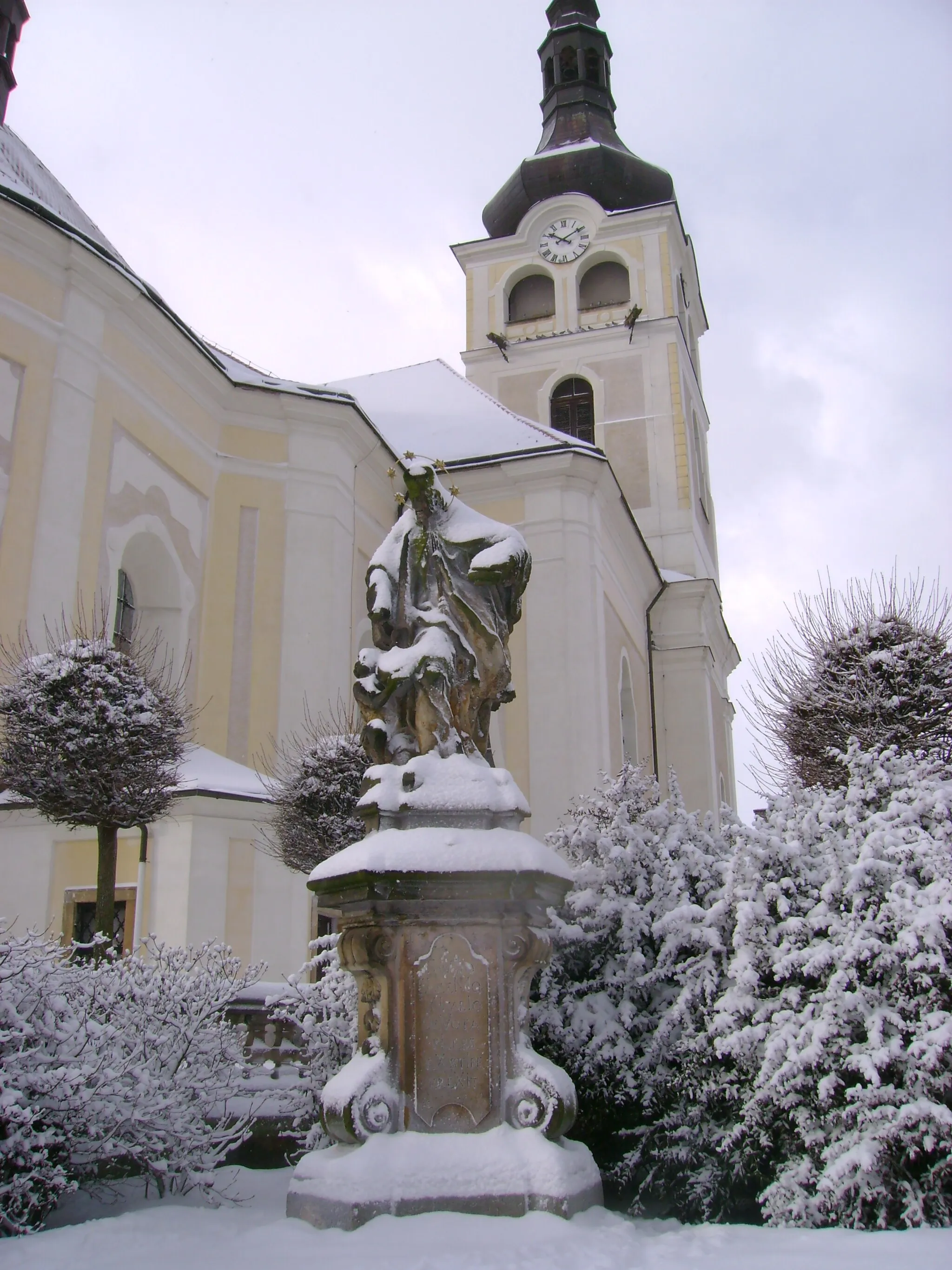 Photo showing: Statue of John of Nepomuk near the Church of the Nativity of the Virgin Mary in Hořice, the Czech Republic.