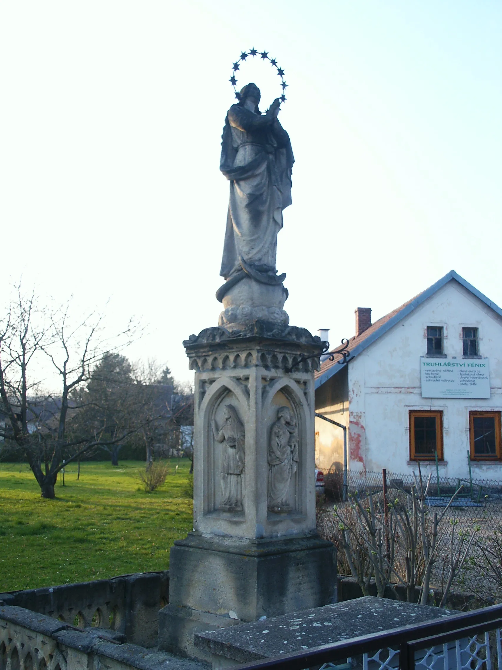 Photo showing: Holín - socha P. Marie