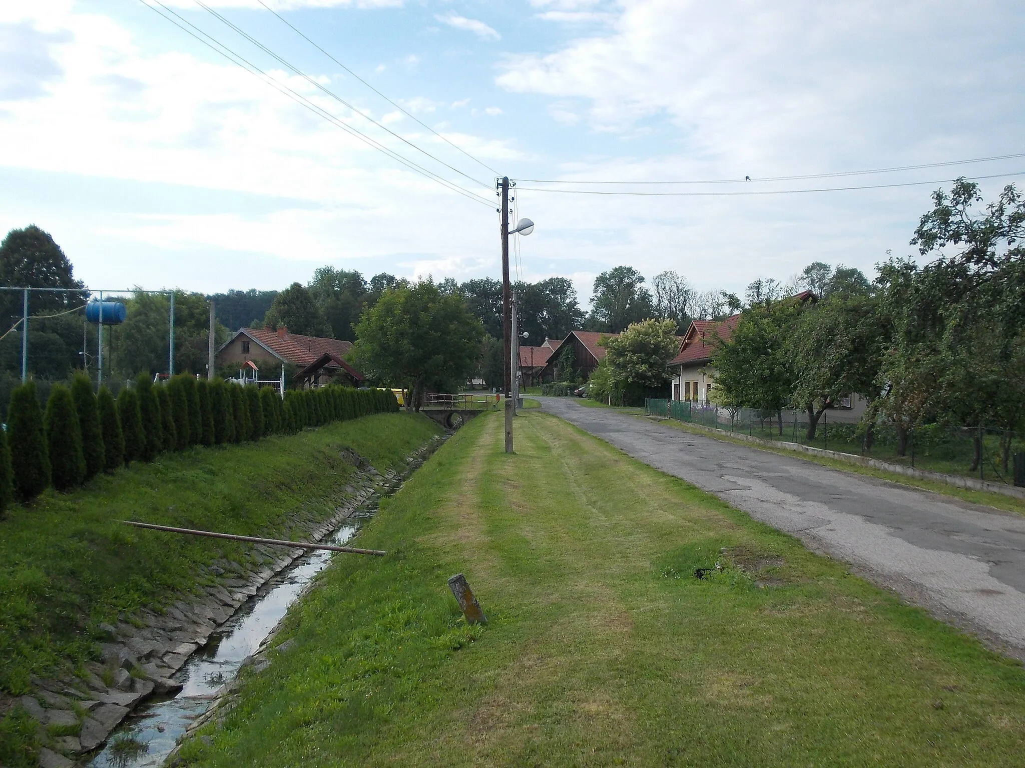 Photo showing: Dílce - střed obce (pohled SSZ směrem)