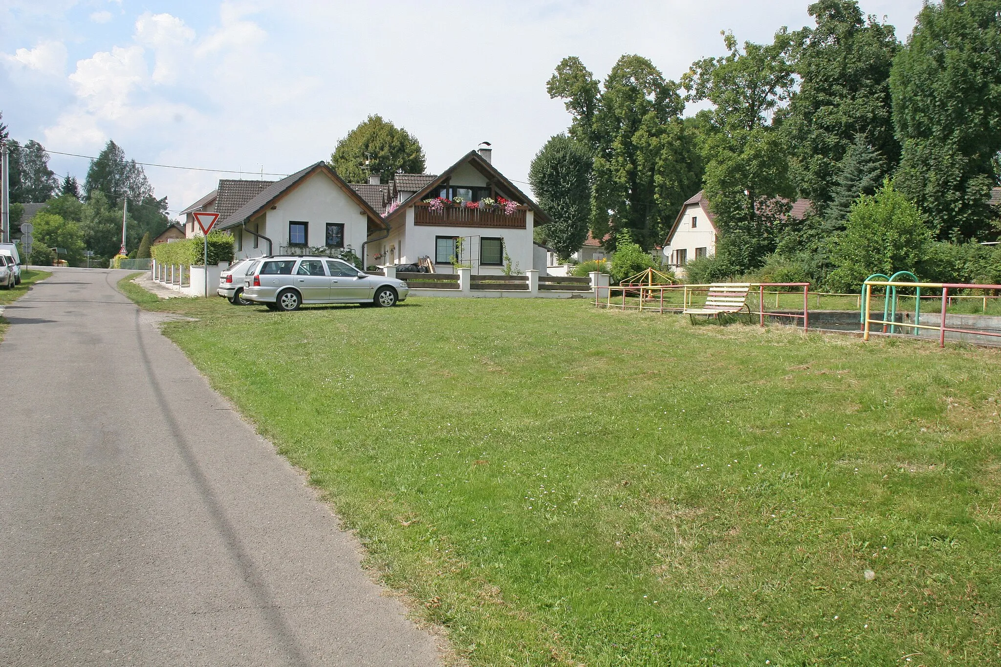 Photo showing: Trotina čp. 39
Camera location 50° 24′ 33.61″ N, 15° 42′ 59.71″ E View this and other nearby images on: OpenStreetMap 50.409335;   15.716586

This file was created as a part of the photographic program of Wikimedia Czech Republic. Project: Foto českých obcí The program supports Wikimedia Commons photographers in the Czech Republic.