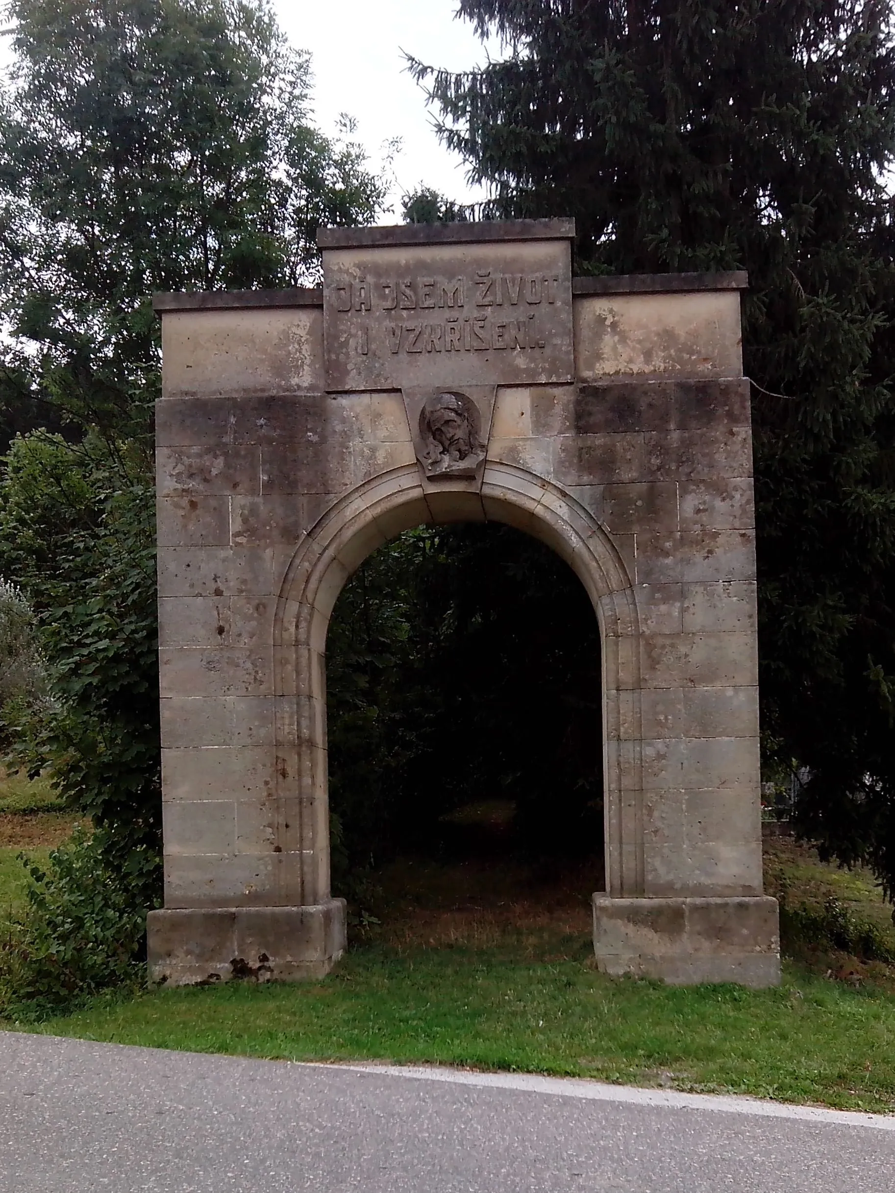 Photo showing: Lanžov - pohřební hrobka rytířské rodiny Czeczinkarů - brána