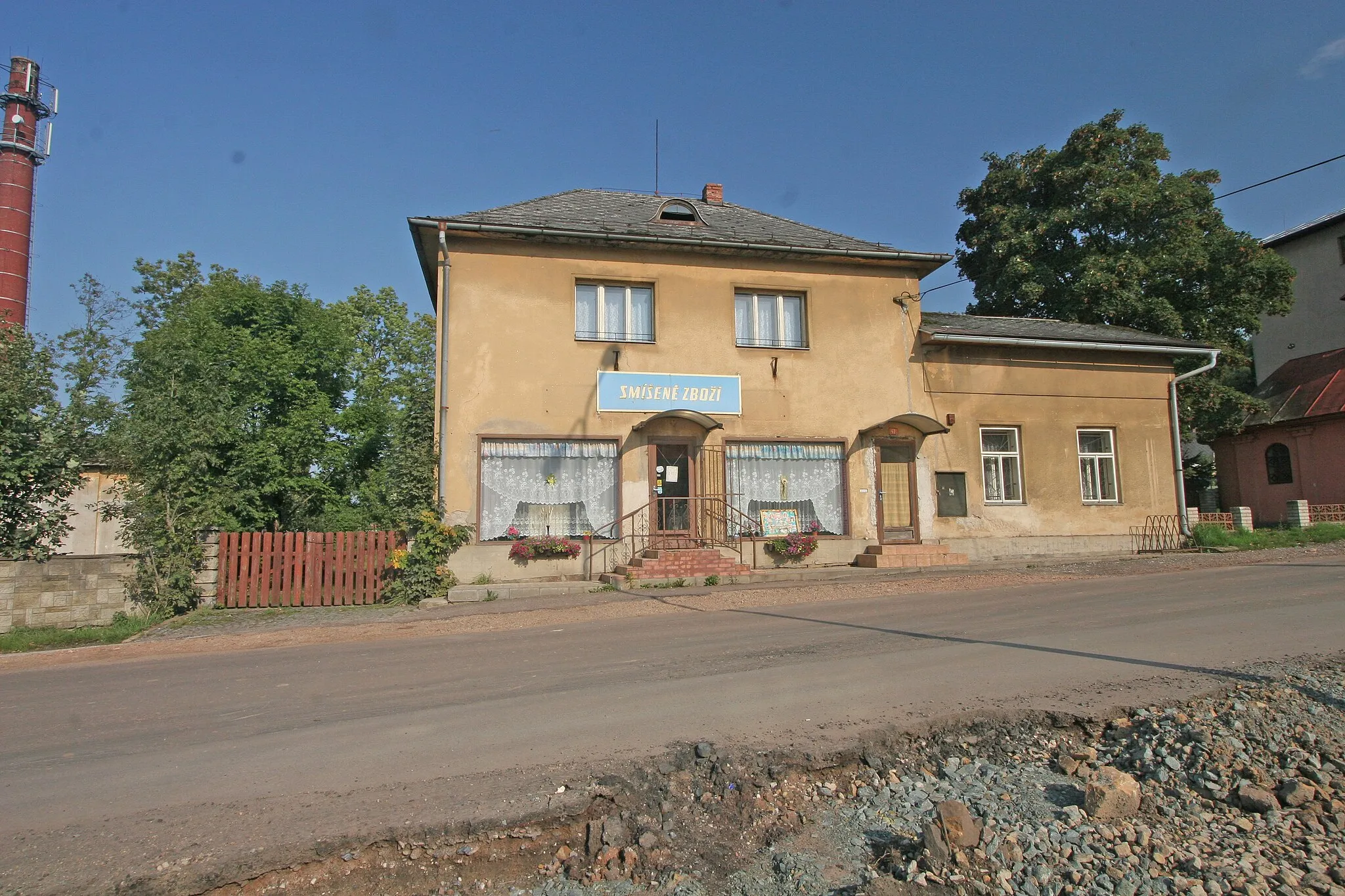 Photo showing: Nové Kocbeře prodejna
Camera location 50° 27′ 43.7″ N, 15° 51′ 43.94″ E View this and other nearby images on: OpenStreetMap 50.462140;   15.862206

This file was created as a part of the photographic program of Wikimedia Czech Republic. Project: Foto českých obcí The program supports Wikimedia Commons photographers in the Czech Republic.