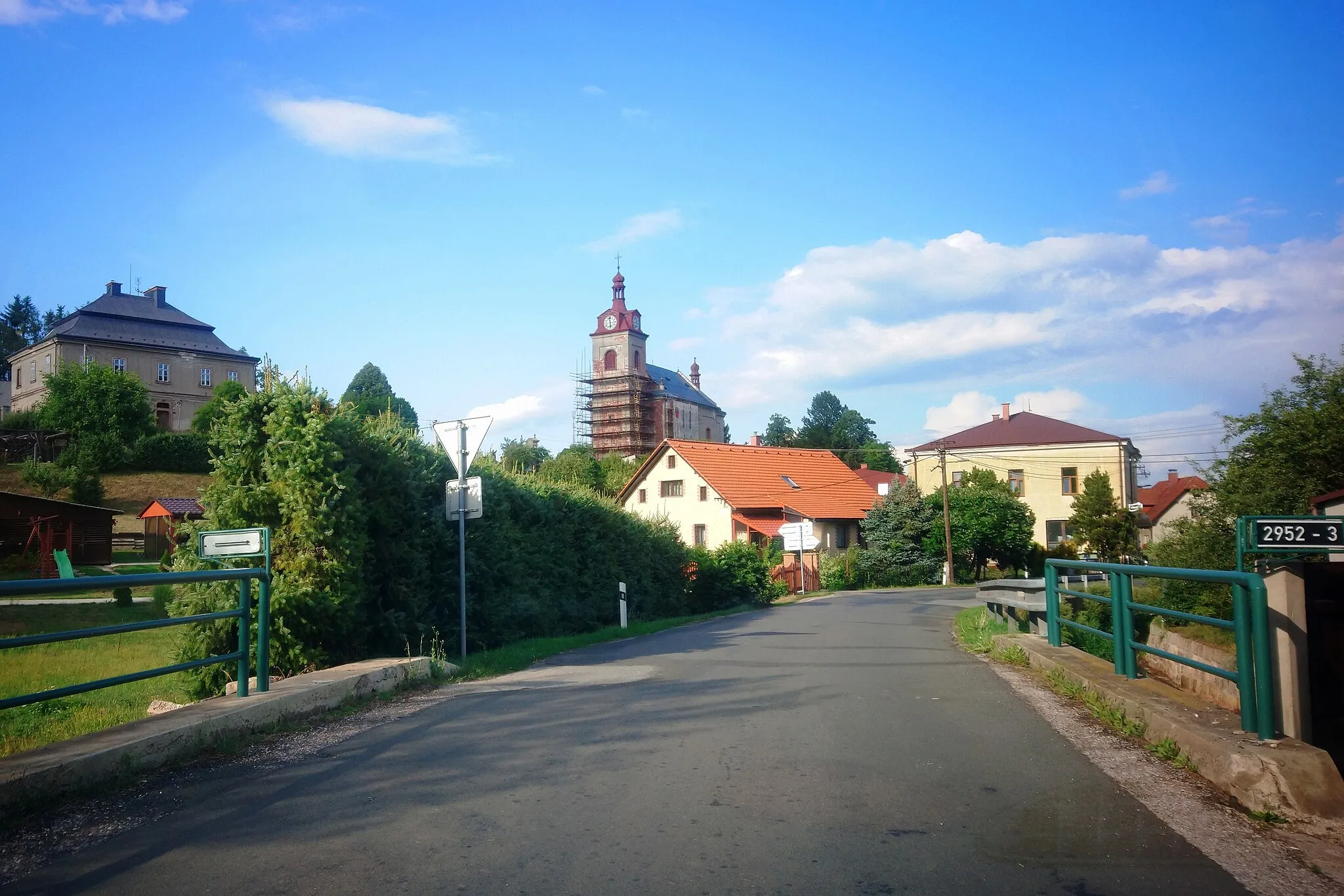 Photo showing: A way to the centrum of Dolní Kalná.
