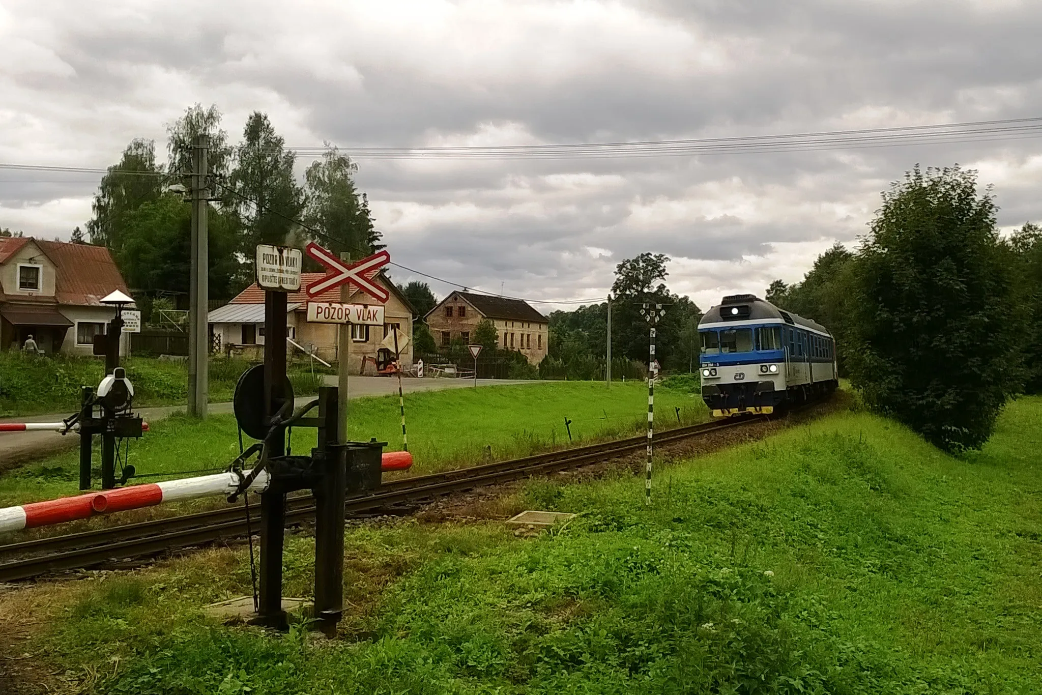 Photo showing: Regional fast train No. Sp 1805 Kolín–Trutnov, with a driving motor 814.204 "Bohunka", hurries throught Chotěvice.