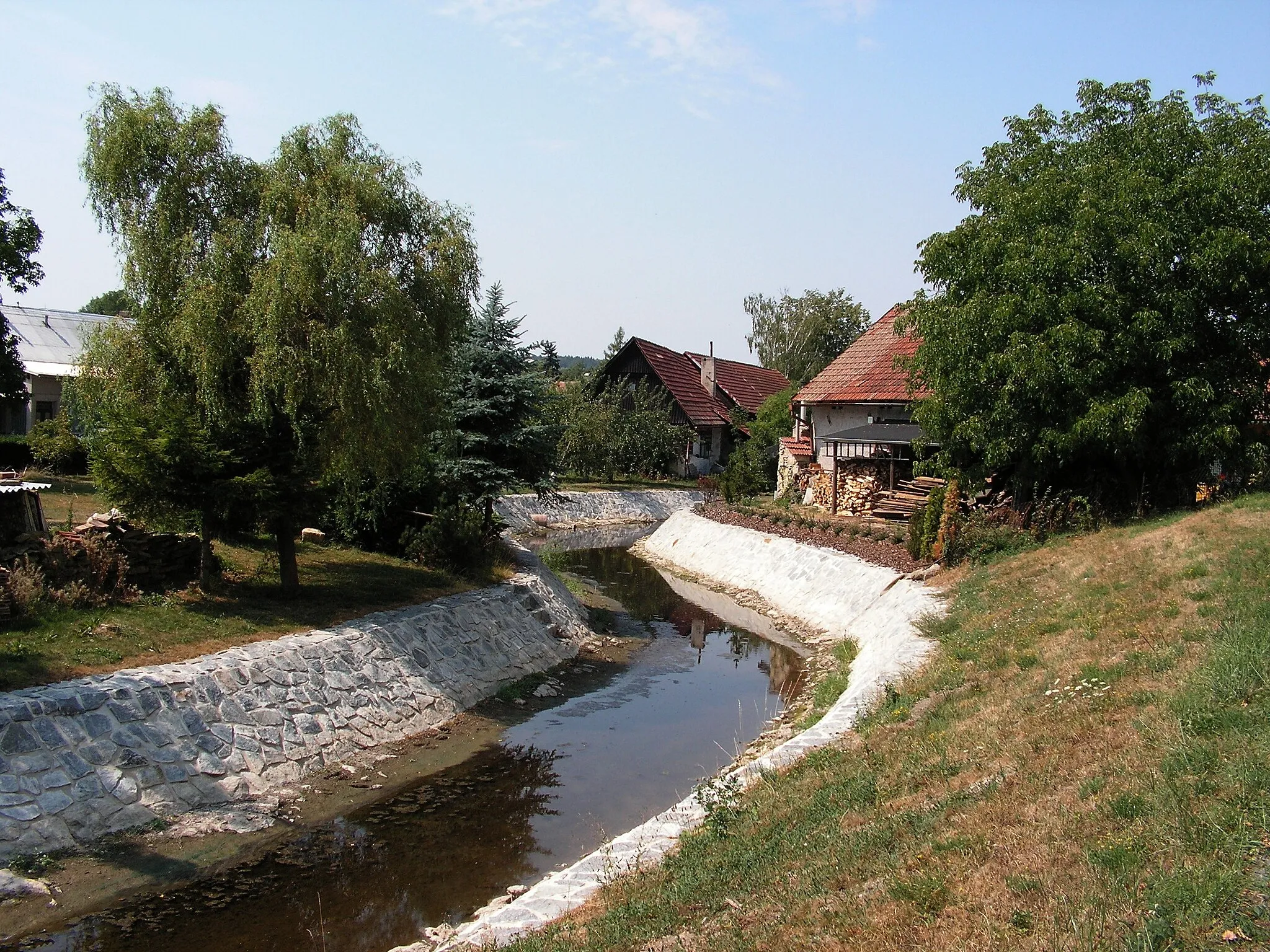 Photo showing: Zlatý potok v obci za nízkého stavu v srpnu 2015