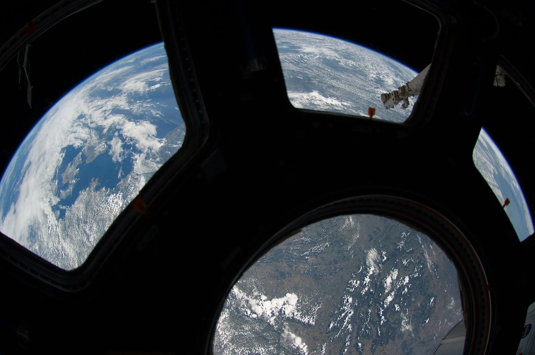 Photo showing: View of Earth taken during ISS Expedition 40.