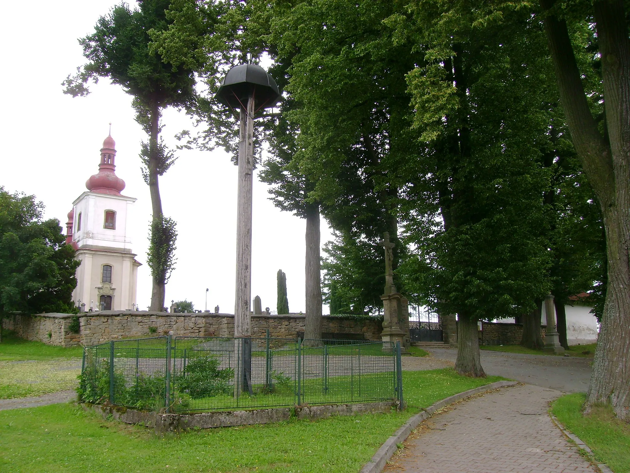 Photo showing: Javornice, Rychnov nad Kněžnou District, the Czech Republic. – Bell tower, cemetery, Church of Saint George.