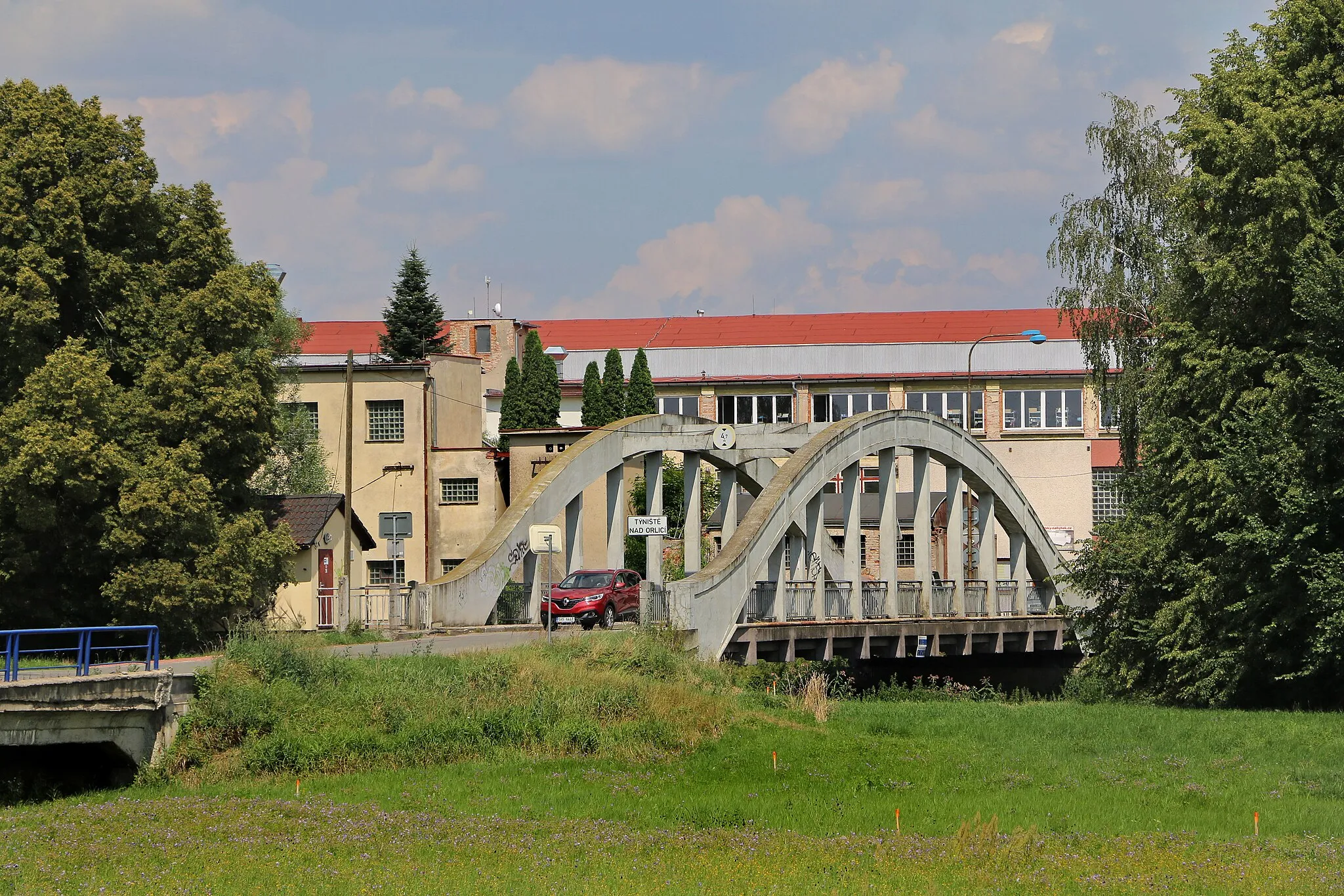 Photo showing: Bridge over Orlice river in Albrechtice nad Orlicí, Czech Republic.