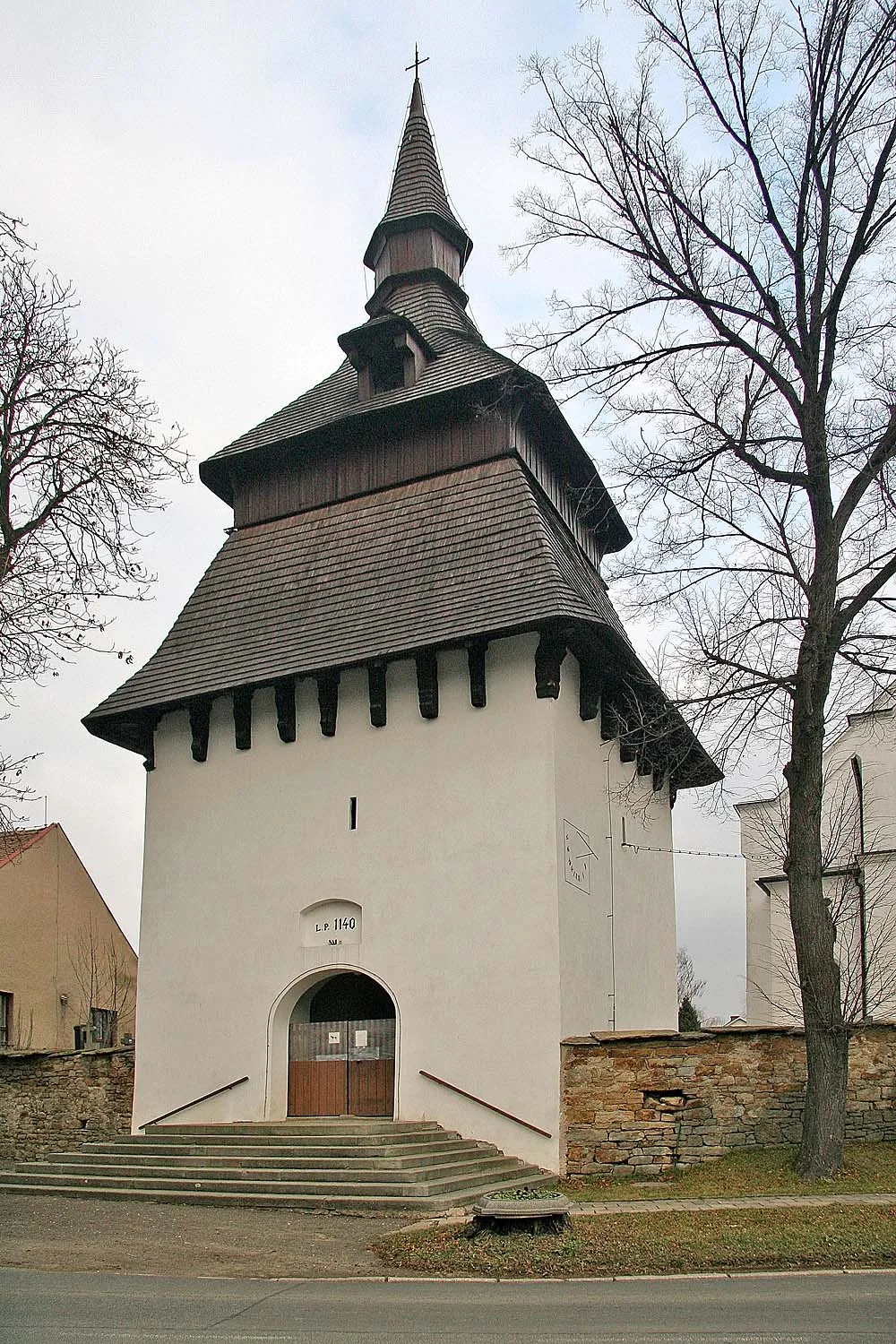 Photo showing: Bell tower next to the Transfiguration church in Bílý Újezd, Rychnov nad Kněžnou District, Czech Republic.