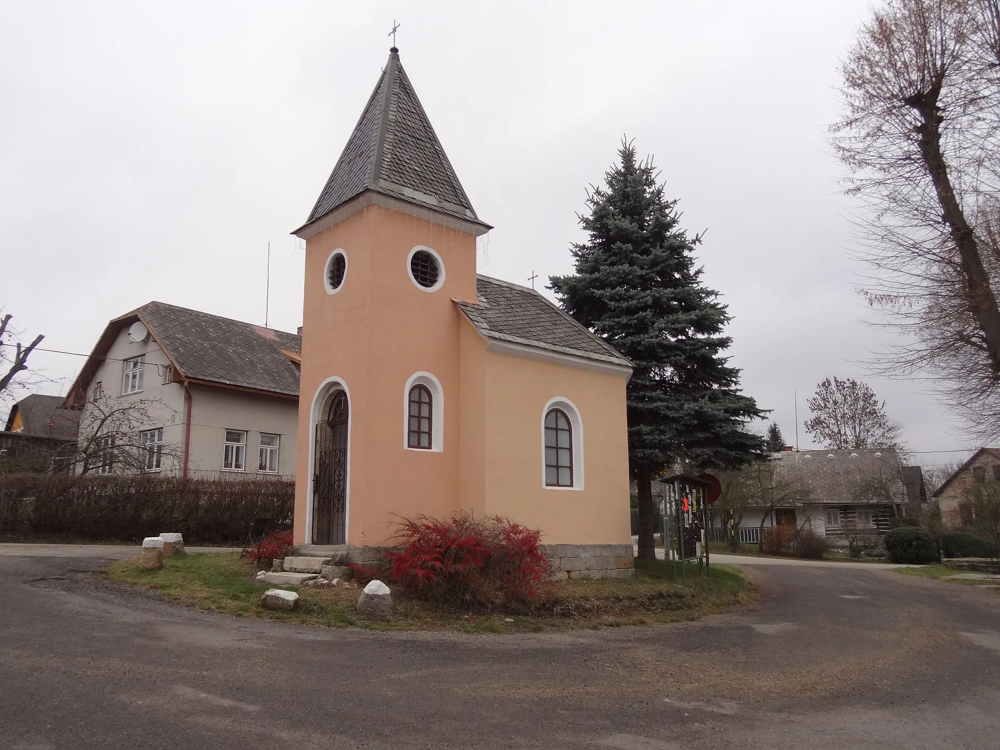 Photo showing: Dlouhý - náves s kaplí