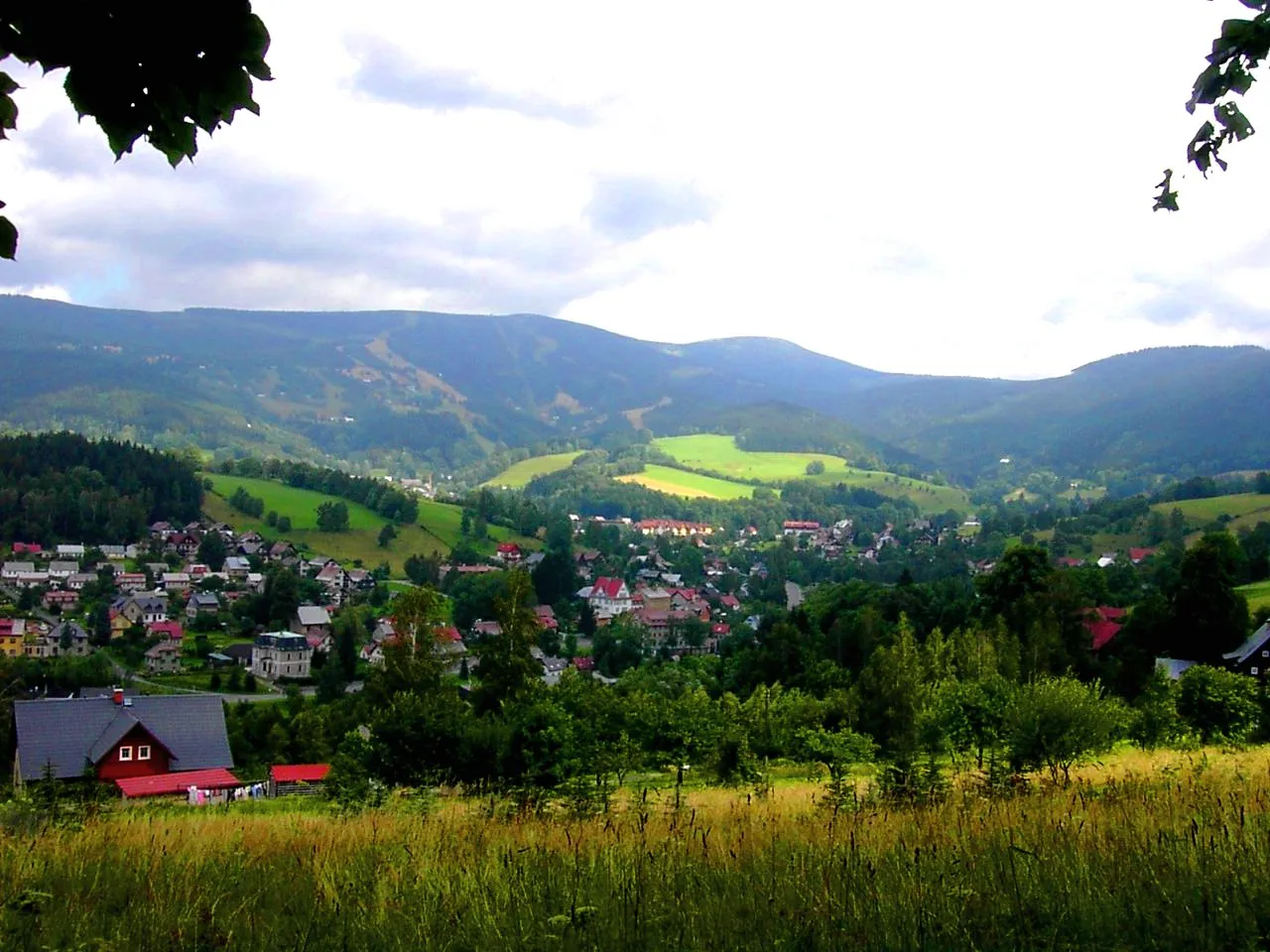 Photo showing: Rokytnice nad Jizerou, Czech Republic. A view of Horní Rokytnice (upper part of the town) and Lysá hora Mt. (1344 m).