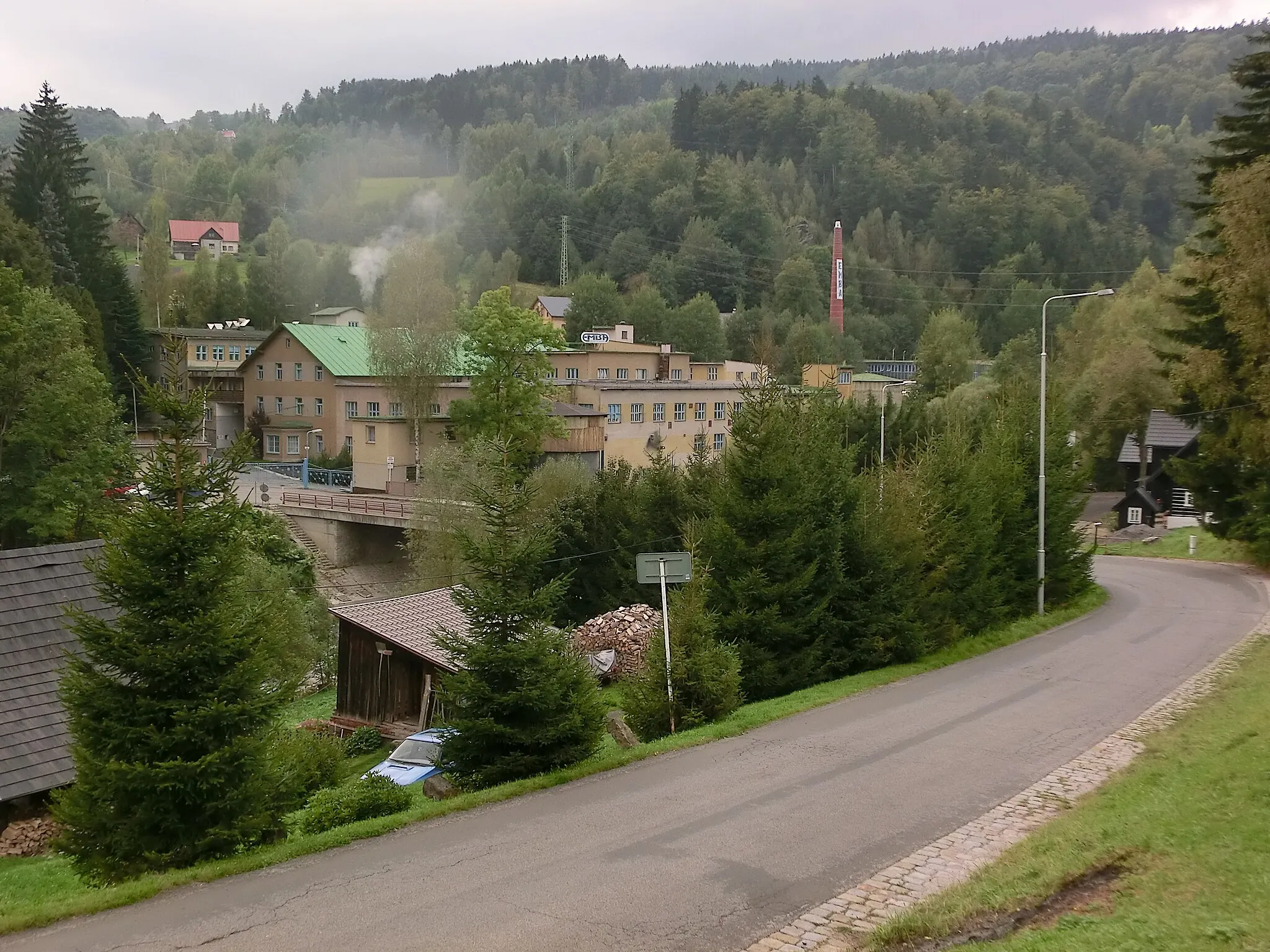 Photo showing: Železobetonový most spojuje ves Paseky nad Jizerou se silnicí I/14. V letech 2013-14 prošel celkovou rekonstrukcí. Továrna za mostem je významný výrobce obalových kartonů EMBA Paseky (dříve jeden ze závodů n.p. Krkonošské papírny).