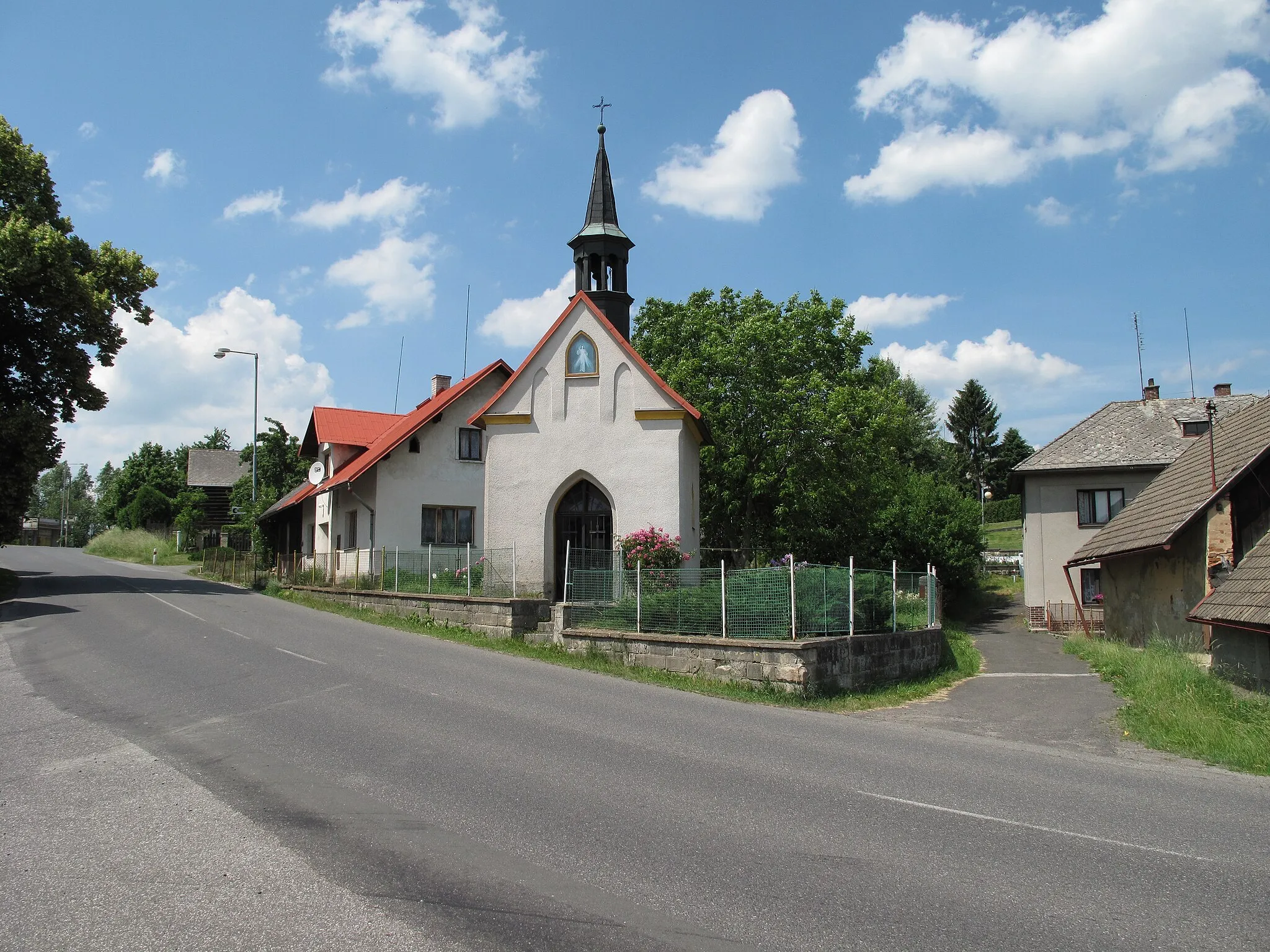 Photo showing: Village chapell in Lesktov village (Radostná pod Kozákovem municipality), Semily District, Czech Republic.