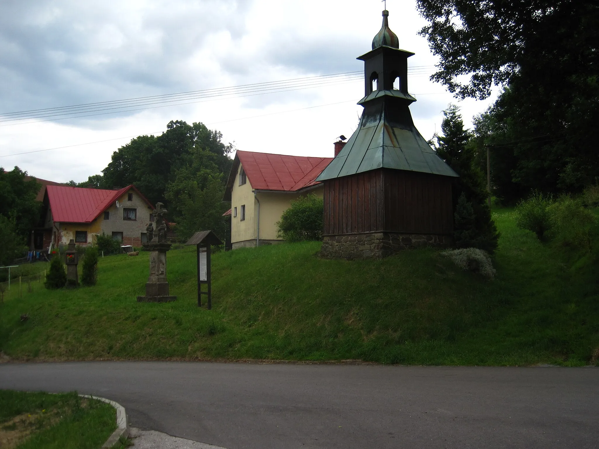 Photo showing: Příkrý - náves s kapličkou, kalvárií a božími muky