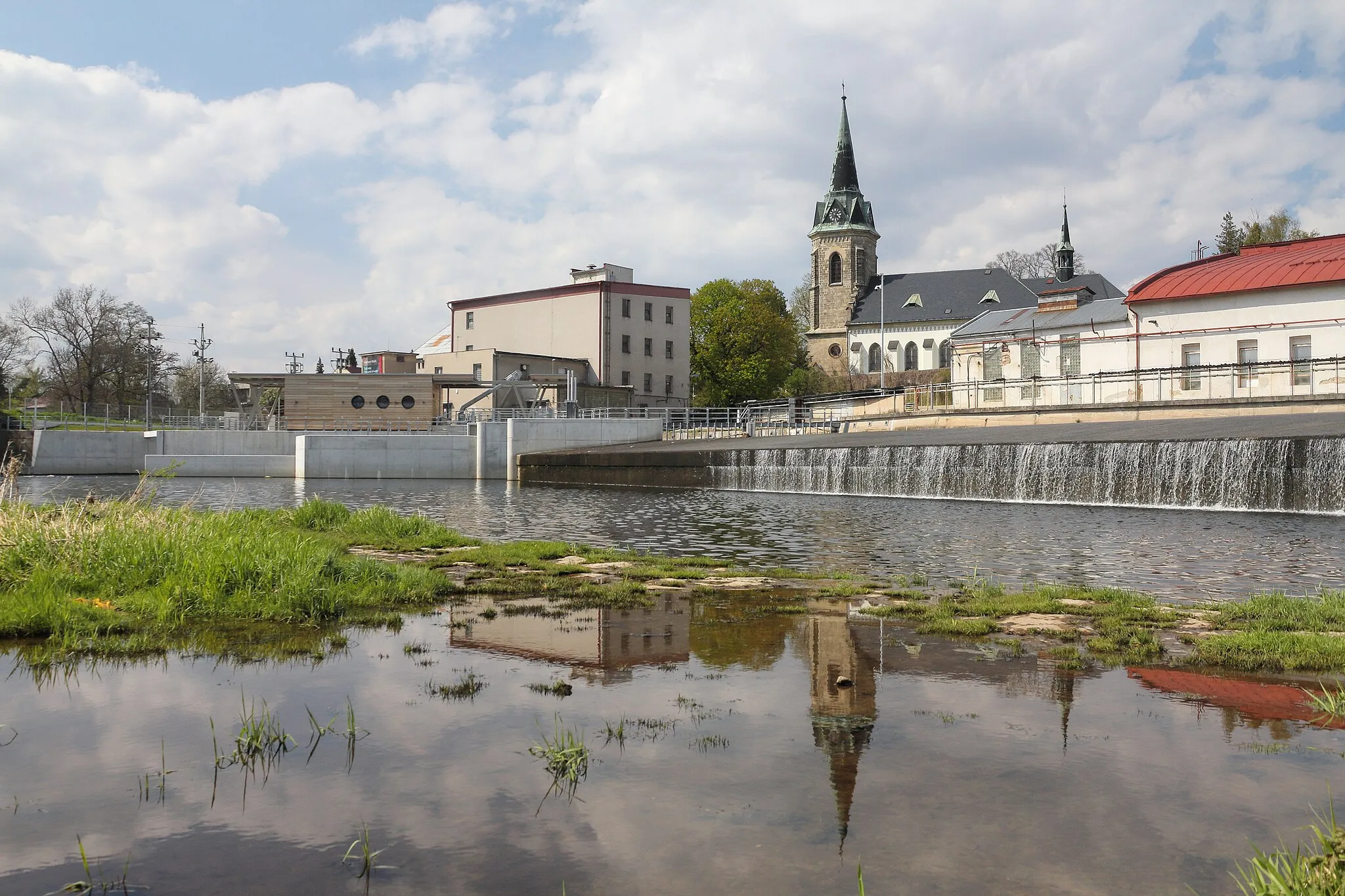 Photo showing: Pohled na vodní elektrárnu, kostel sv. Jakuba a jez na Jizeře, Přepeře