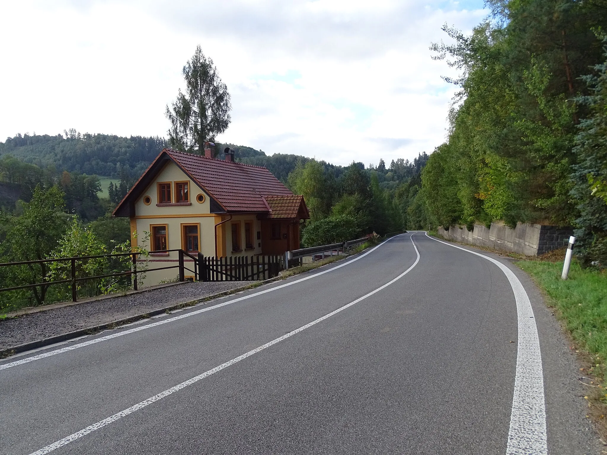 Photo showing: Benešov u Semil-Pod Mošnou, Semily District, Liberec Region, Czechia. Road II/292, house no. 194.