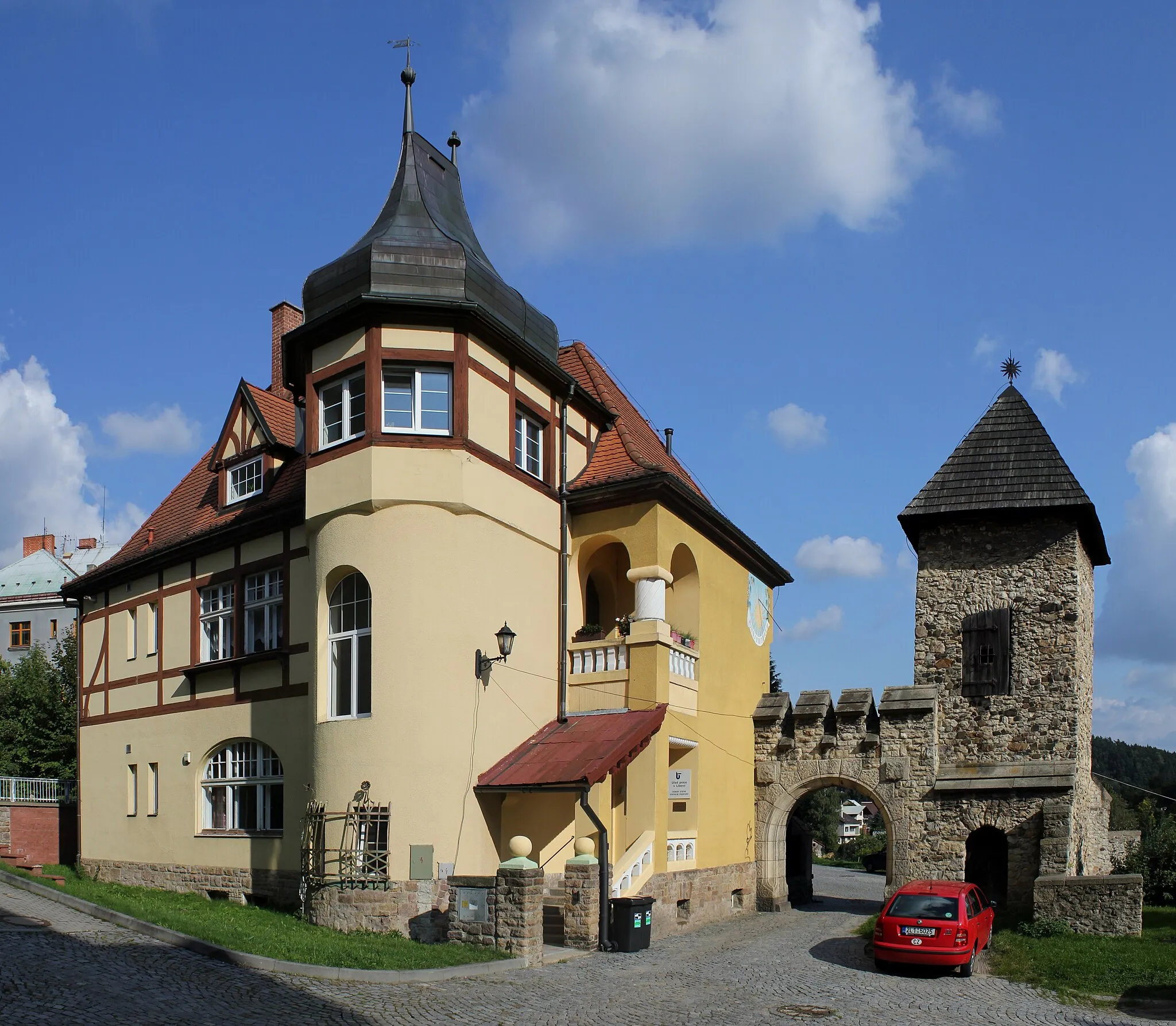 Photo showing: Český Dub I, Komenského čp. 45, dům Helenhof, úřad práce. Vpravo hláska, část středověkého opevnění.