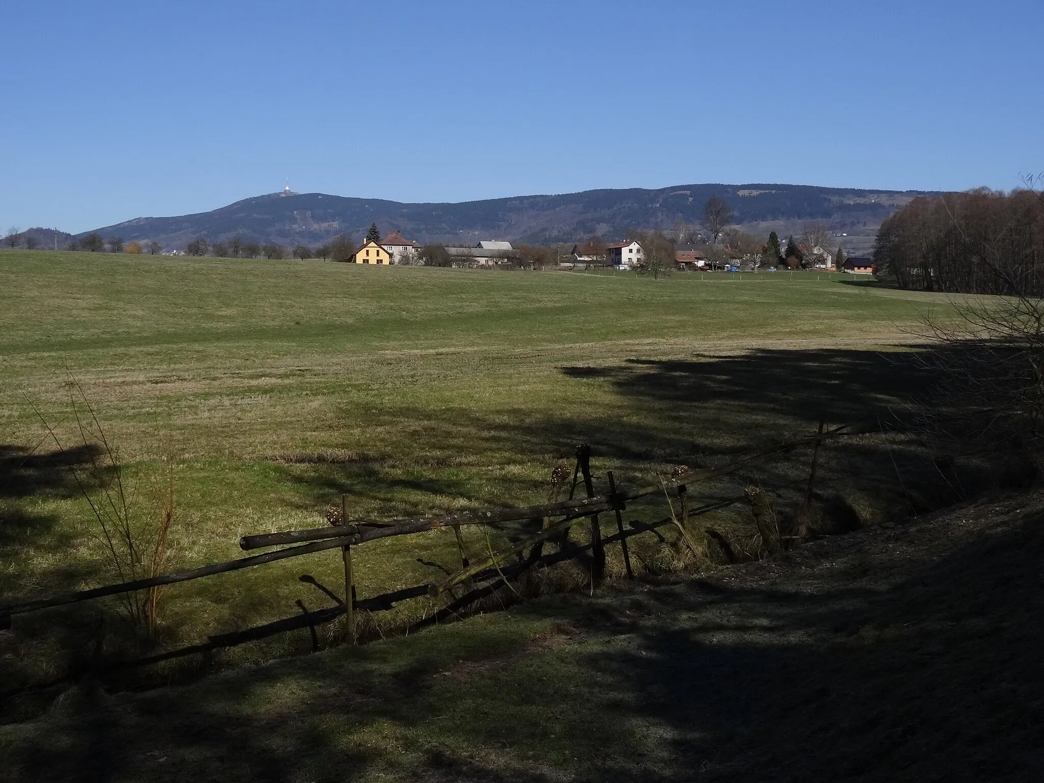 Photo showing: Sobotice - pohled od jihozápadu, z údolí u samot čp. 2 a 3