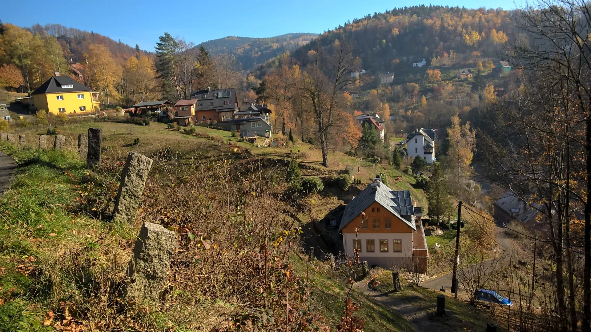 Photo showing: Kateřinky (Liberec XVII) - okolí Ladovy a Břehové ulice (domu čp. 200)