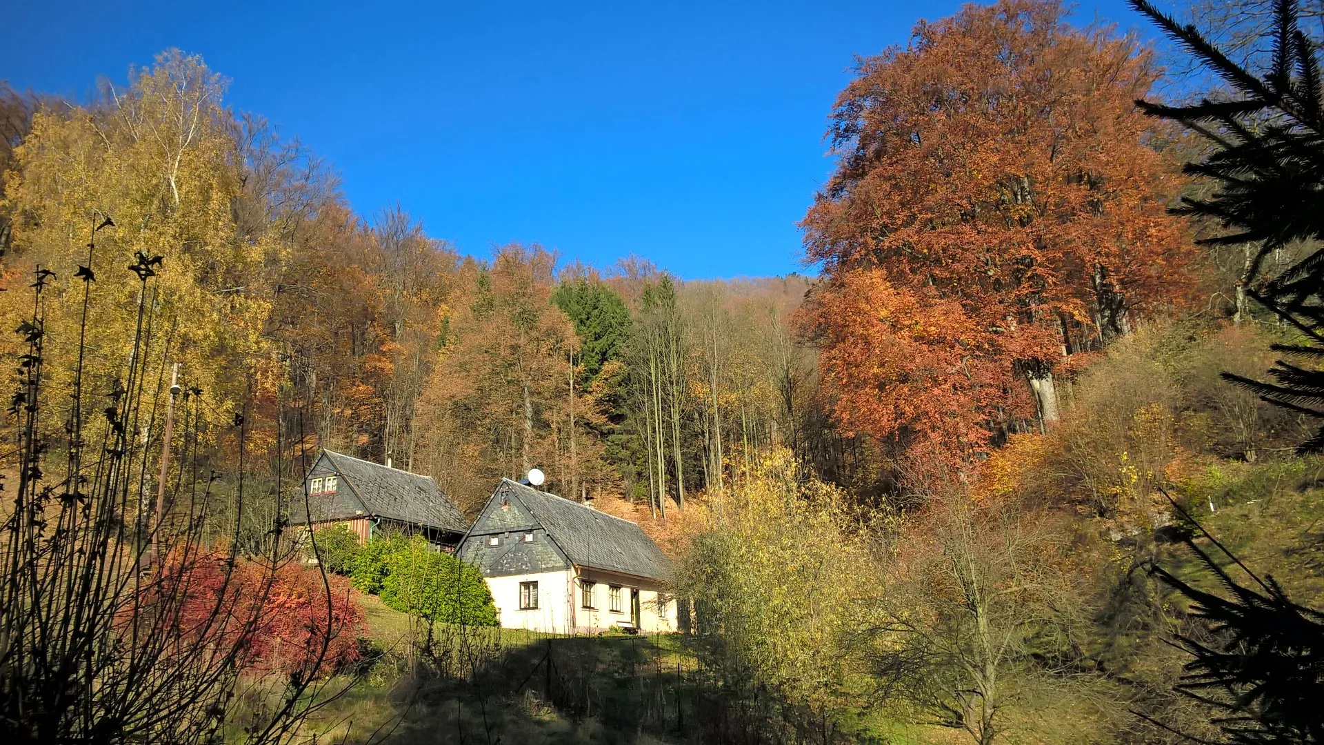 Photo showing: Kateřinky (Liberec XVII) - chalupy čp. 13 (vlevo) a 11 v Kateřinské ulici