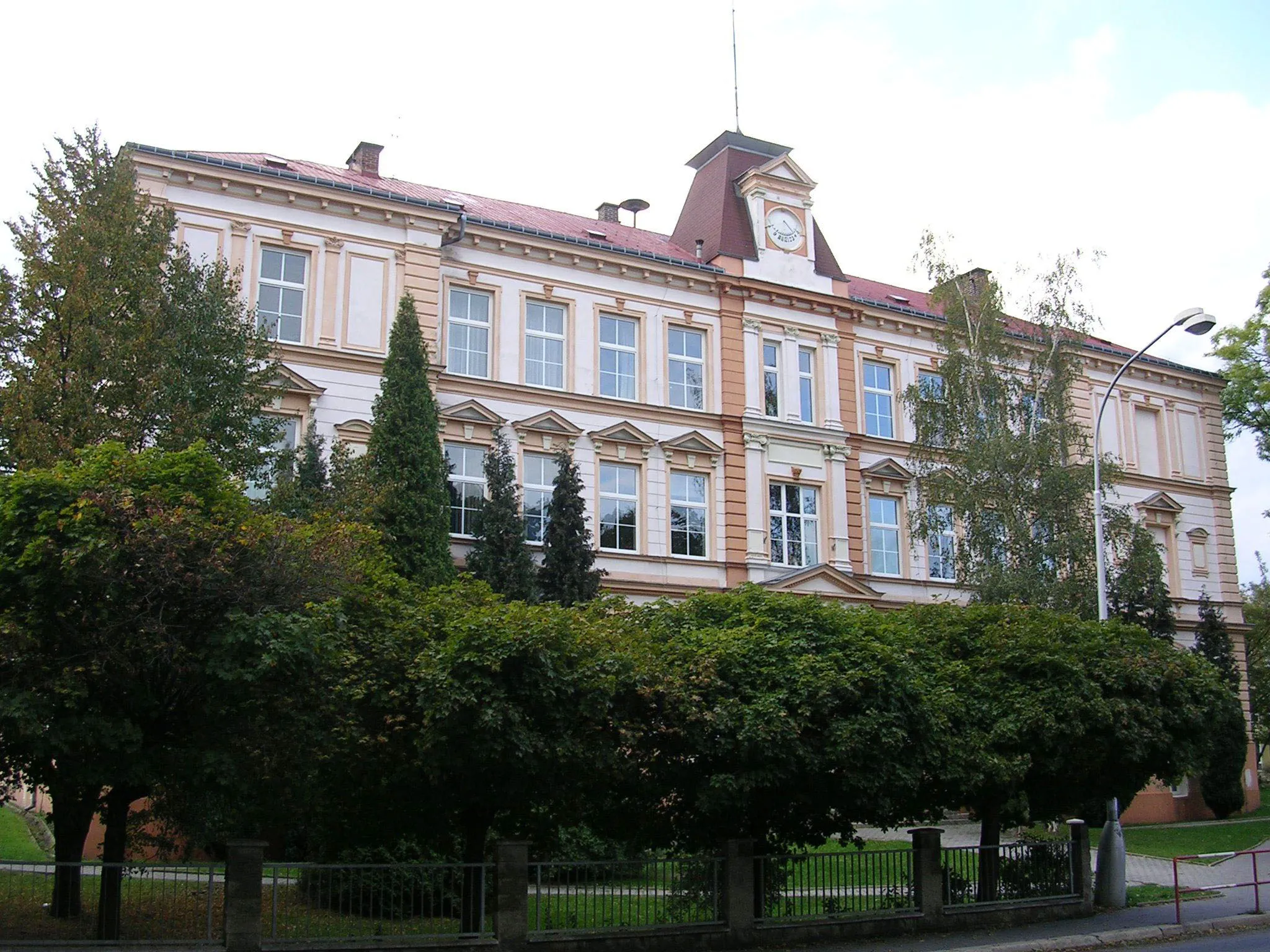 Photo showing: Liberec, Vratislavice nad Nisou, Tanvaldská street, a school.