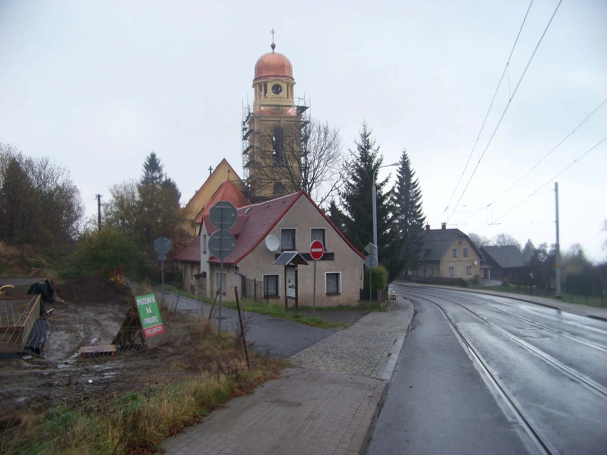 Photo showing: Liberec VIII-Dolní Hanychov, Liberec District, Liberec Region, Czech Republic. Ještědská 84/130 (Charbinská 84/2) and Saint Boniface church.