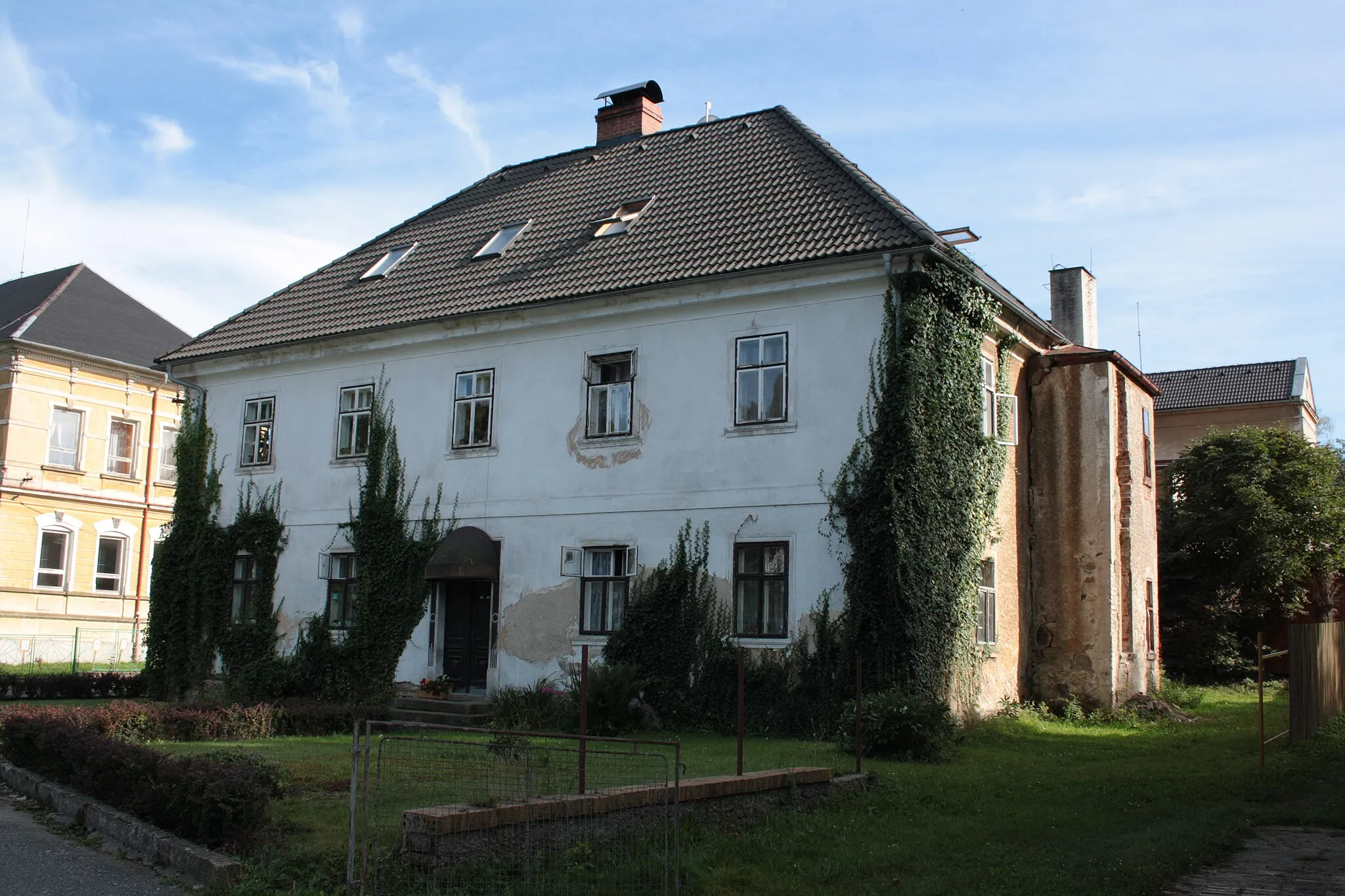 Photo showing: Dům číslo popisné 104 v Jindřichovicích pod Smrkem (pohled ze severozápadu).