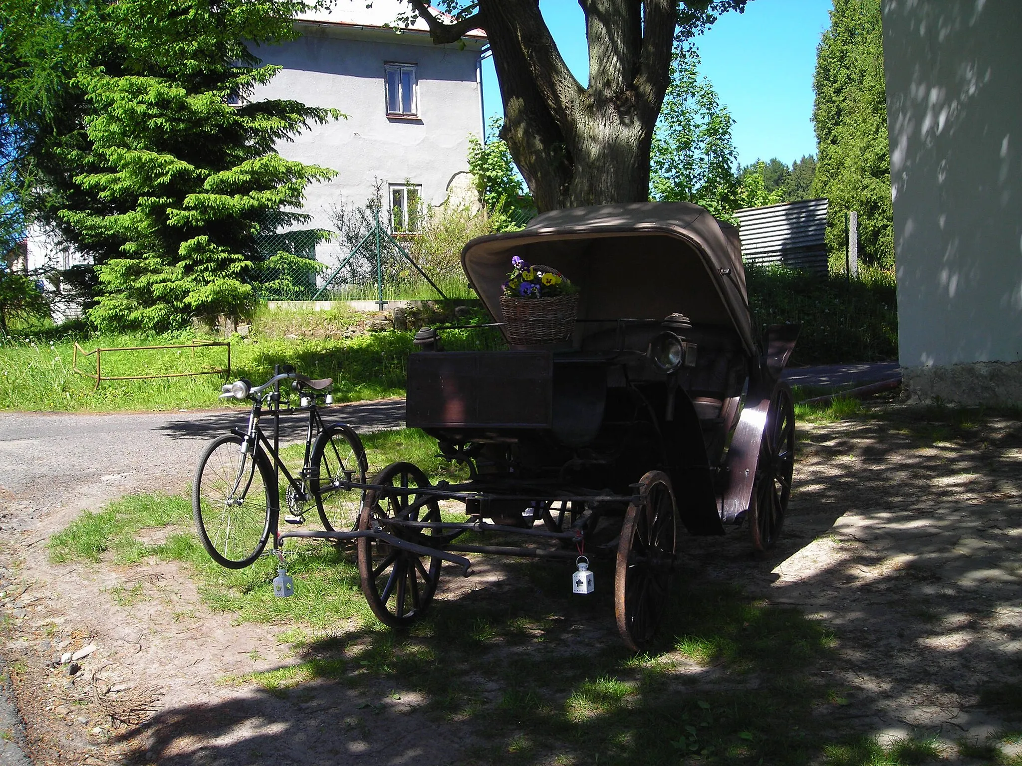 Photo showing: Starý kočár a kolo před kostelem v Petrovicích, okres Liberec.