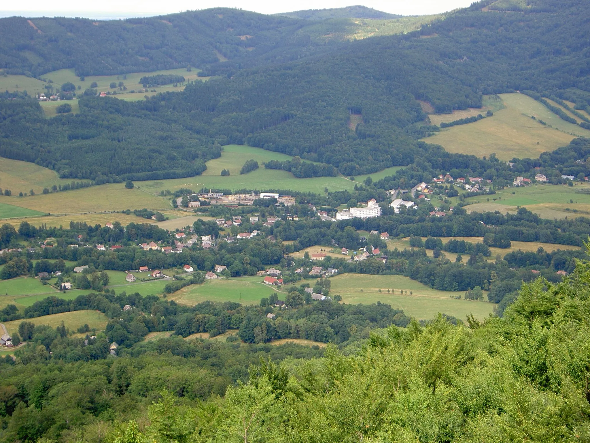 Photo showing: Village of Bílý Potok in Jizera Mountains, view from a top of Ořešník