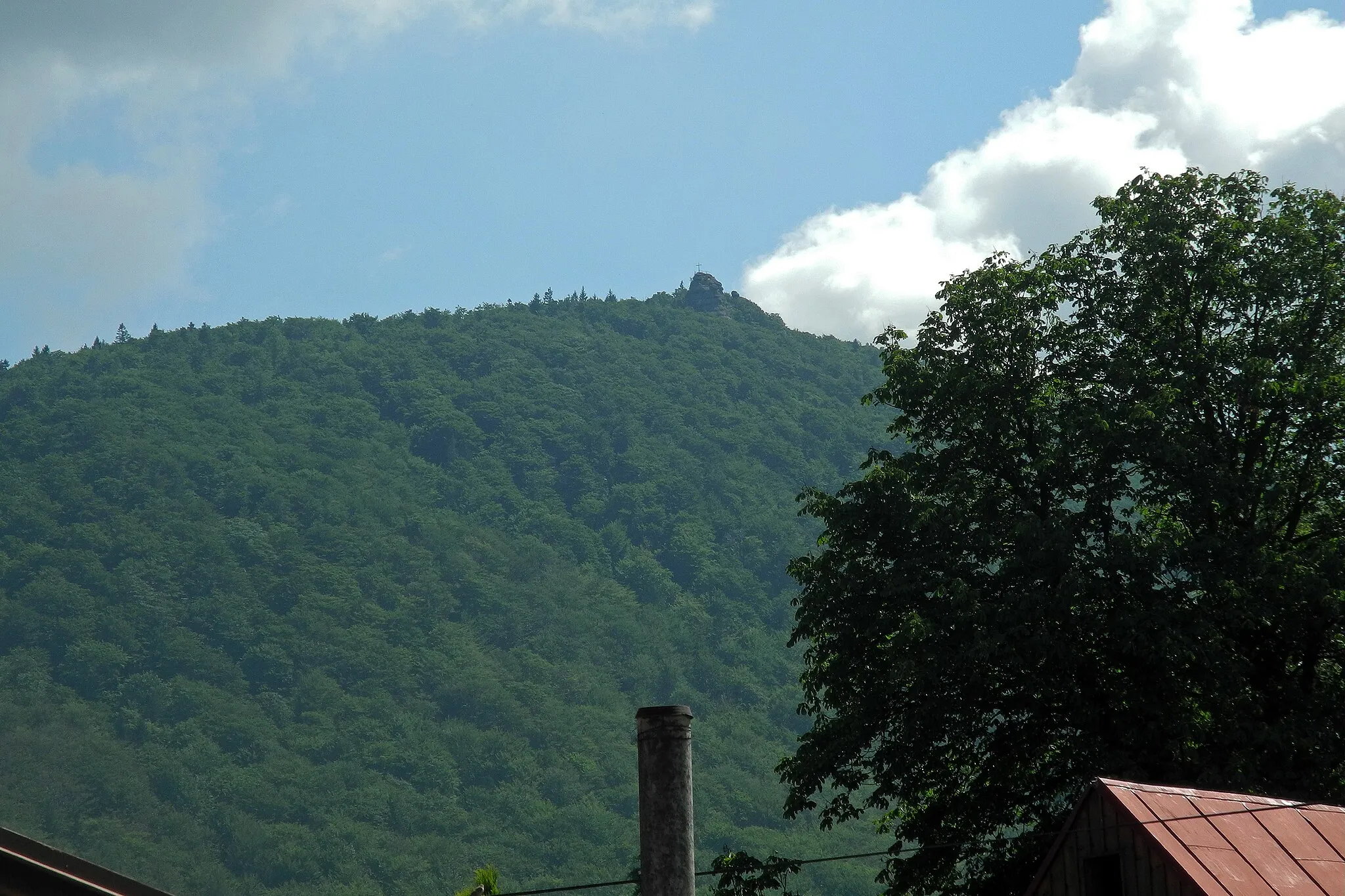 Photo showing: Blick von Weißbach (Bílý Potok) zum Käuligen Berg (944 m, Paličník) im Isergebirge