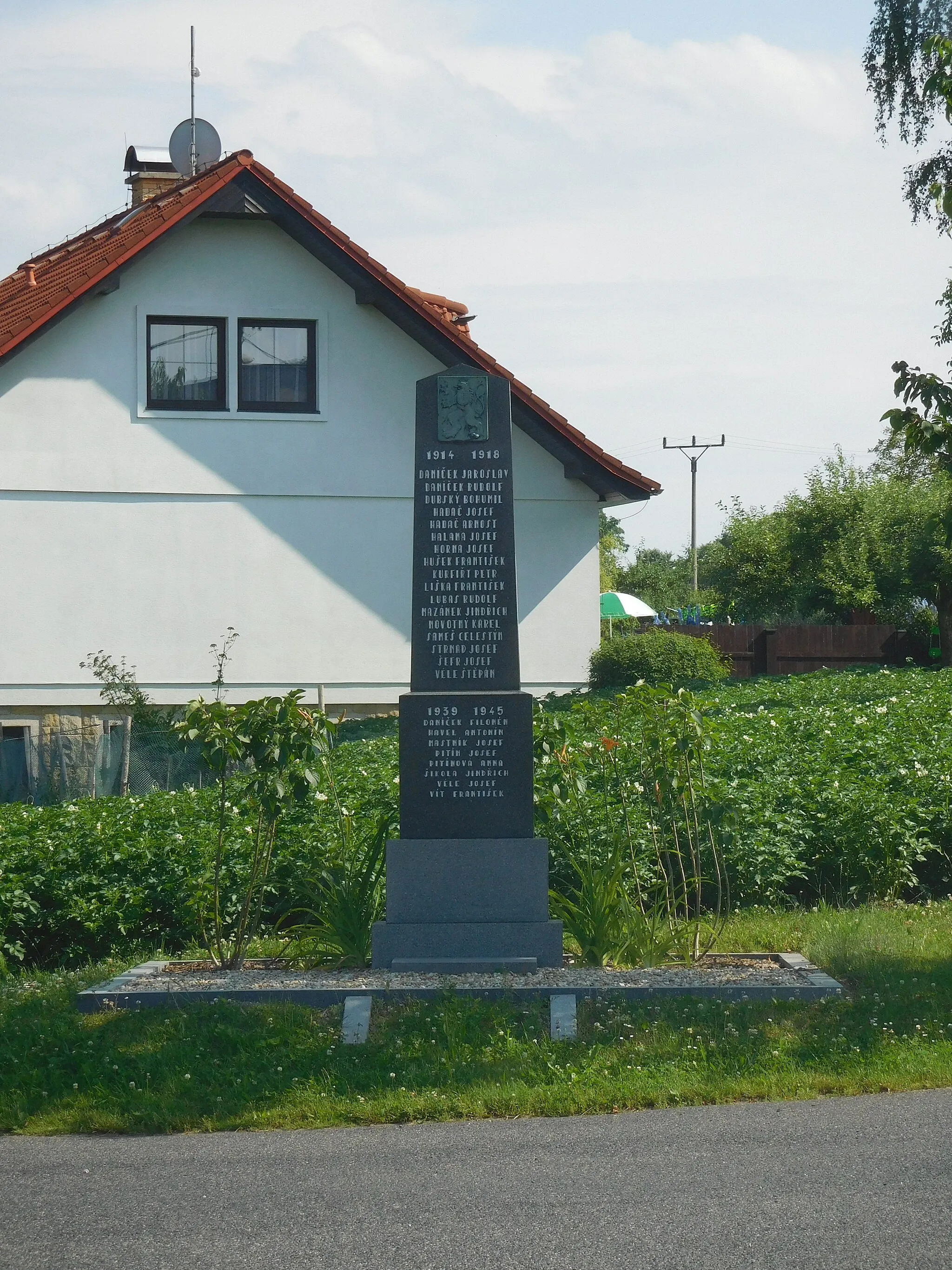 Photo showing: Těpeře - pomník obětem 1. a 2. sv. války